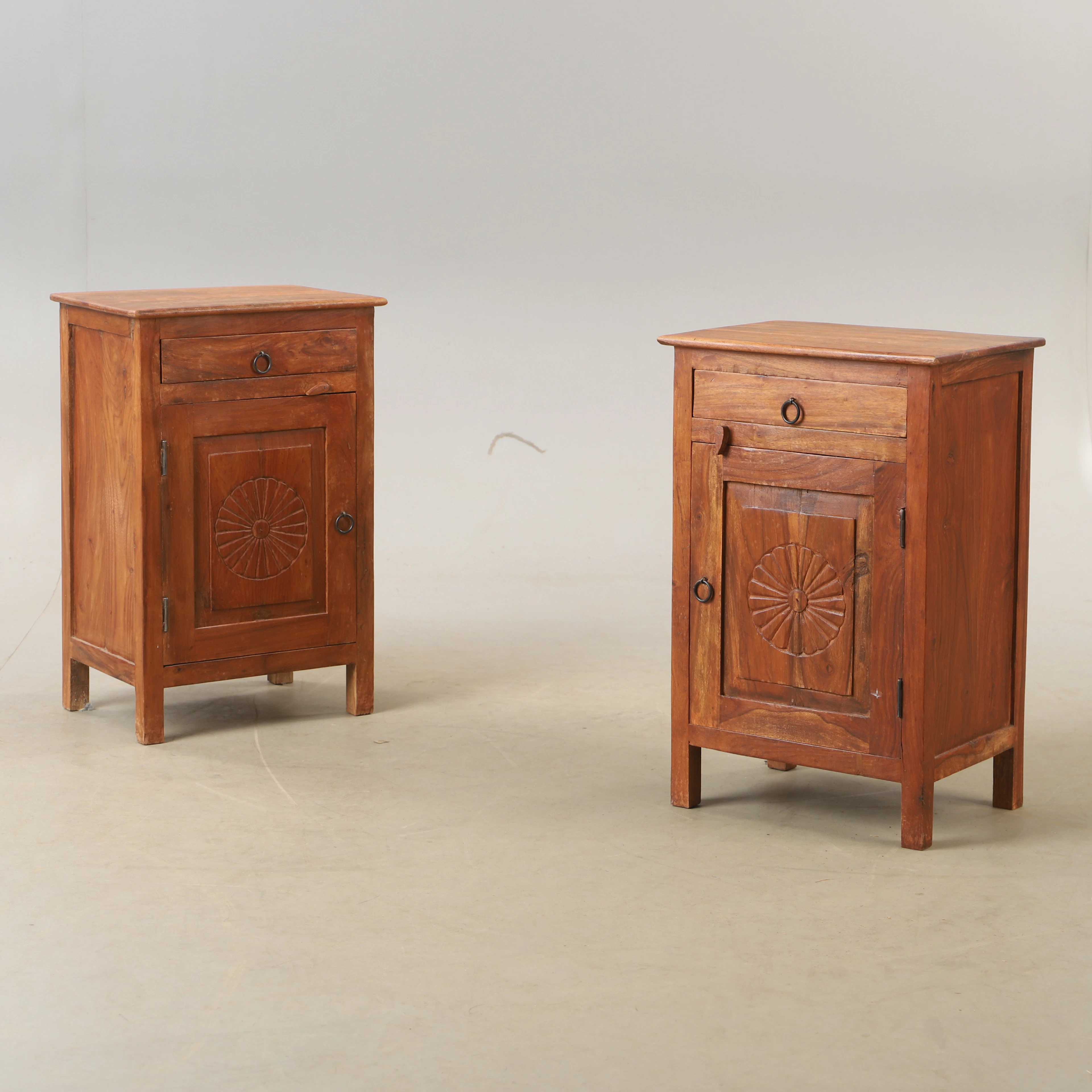 SÄNGBORD, 1 par, akaciaträ, 2000-tal.
