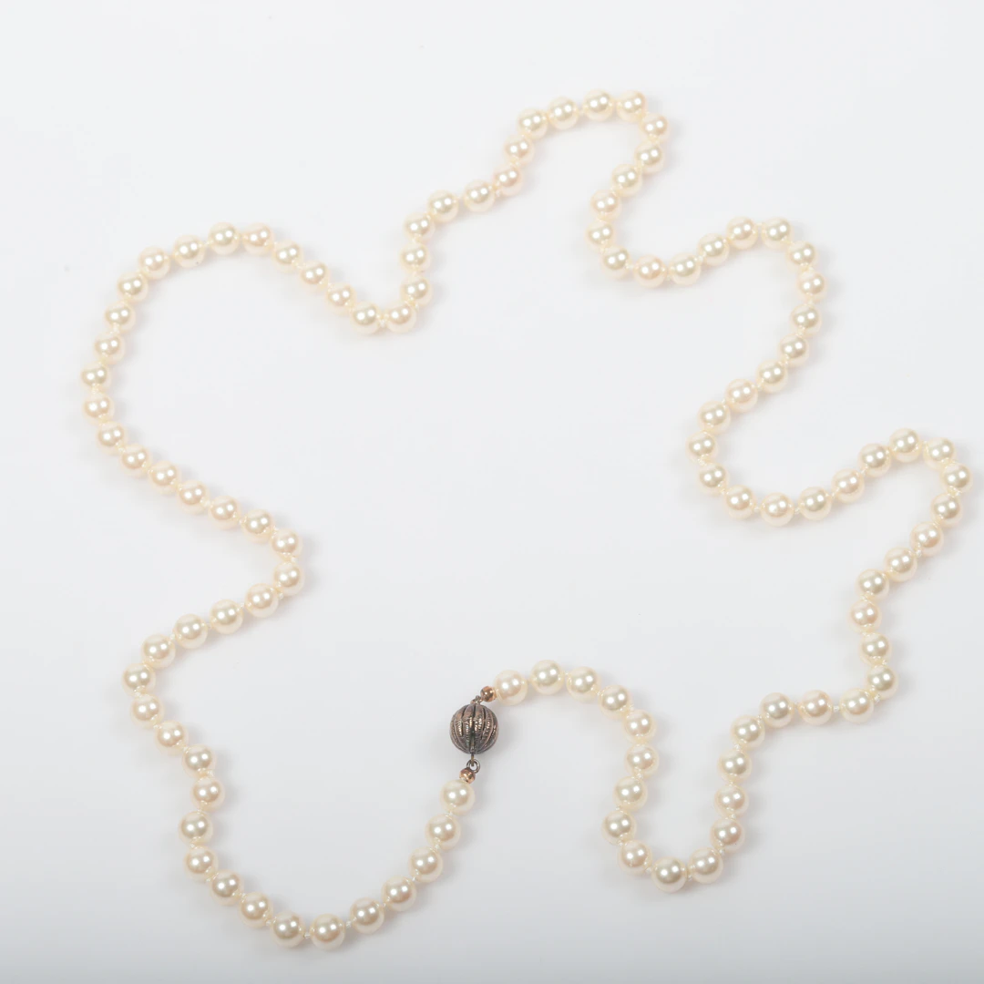COLLIER, snäckskalspärlor med lås av sterlingsilver.