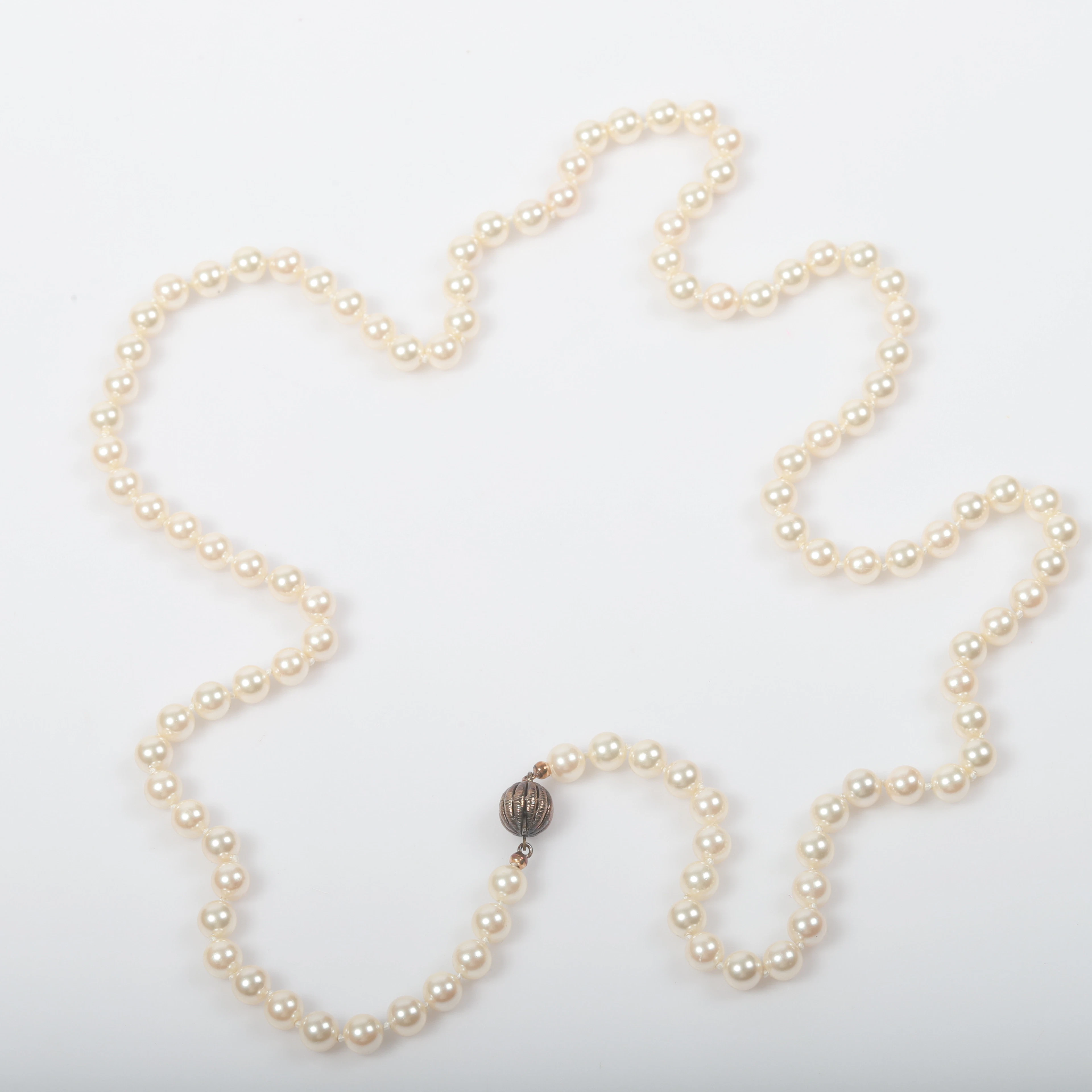 COLLIER, snäckskalspärlor med lås av sterlingsilver.
