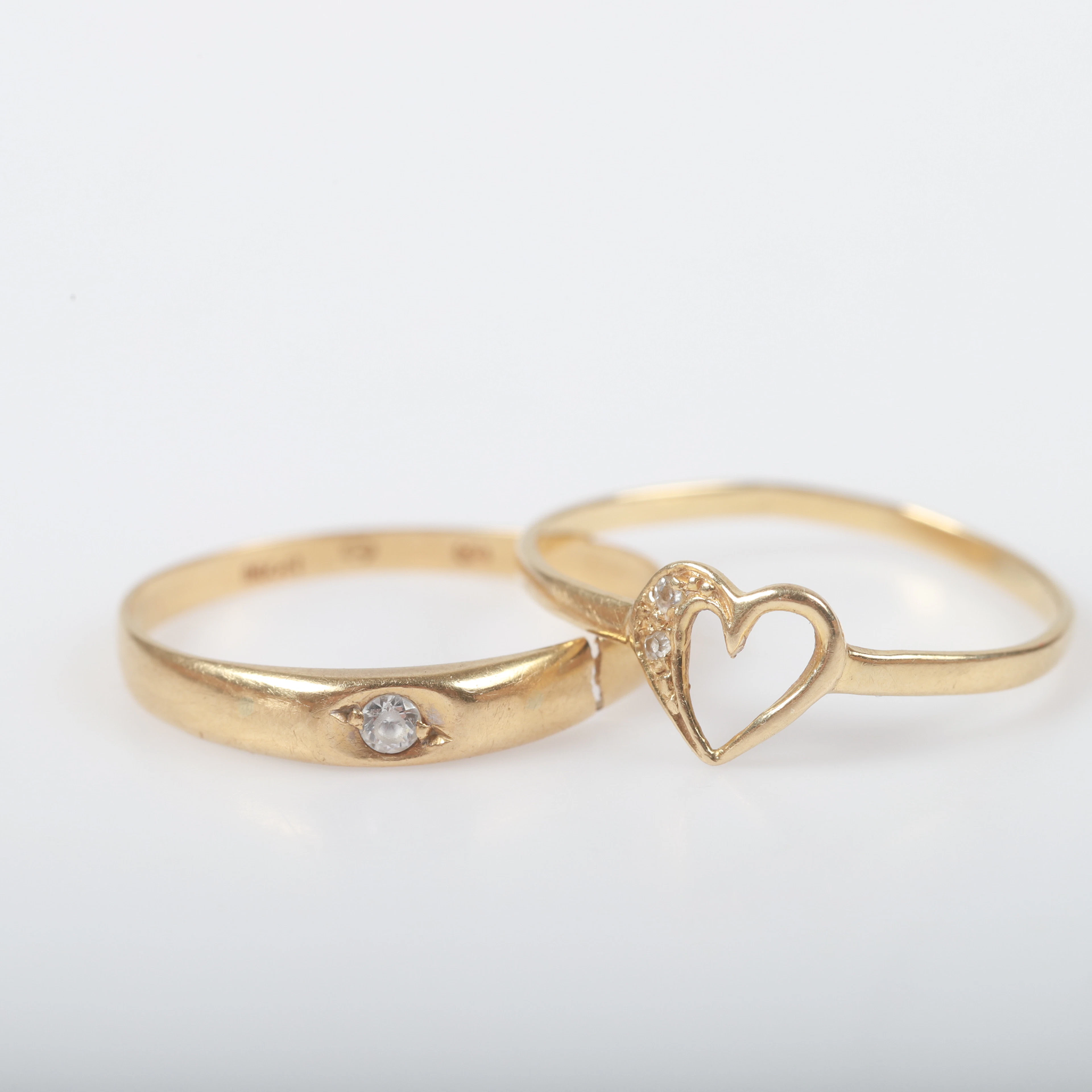 RINGAR, 2 stycken, 18 K guld med fasettslipade stenar.