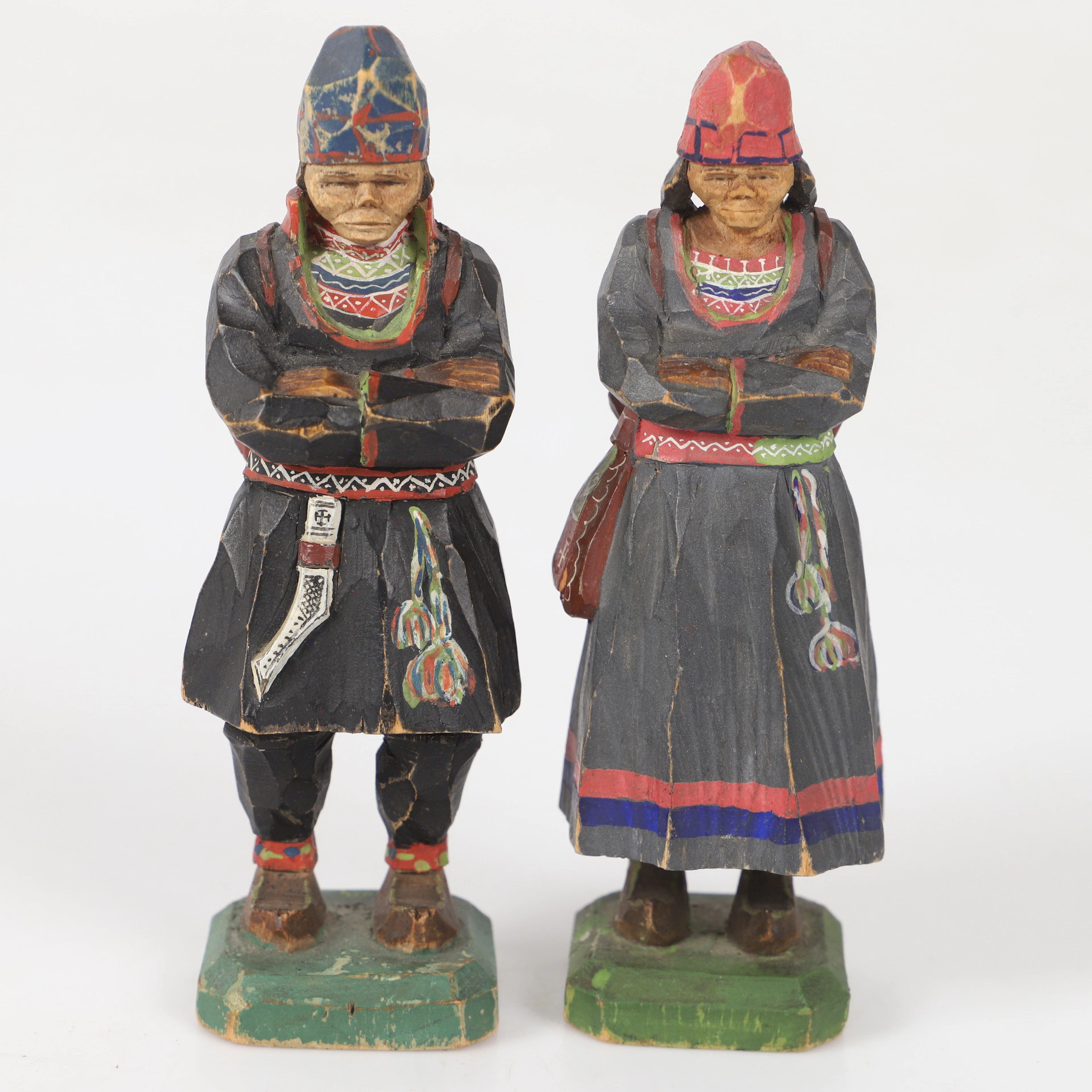 LARS ENARSSON. Figuriner, 2 stycken, trä, sameslöjd, 1900-tal.