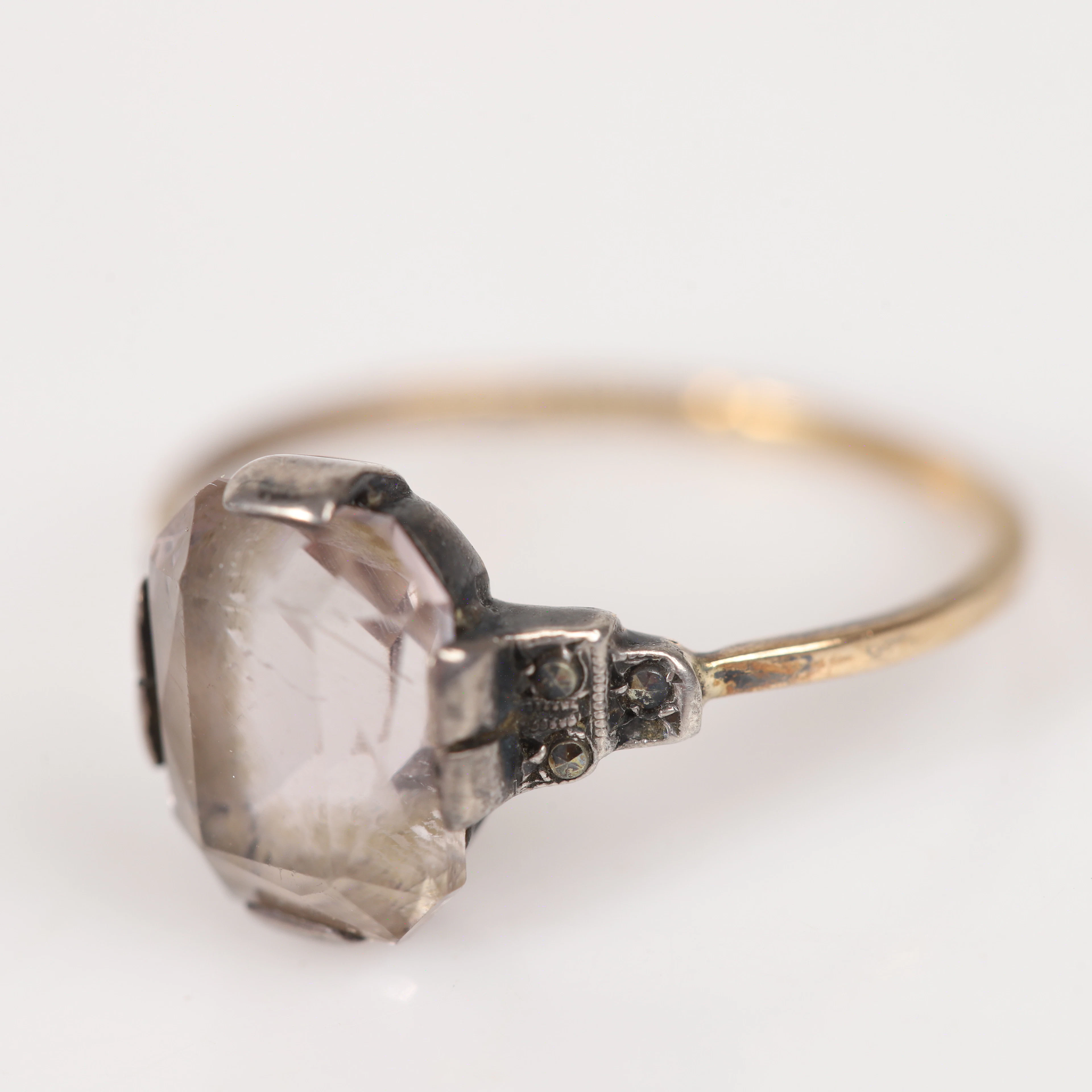 RING, 18 K guld och silver med korsslipad sten och markasiter.