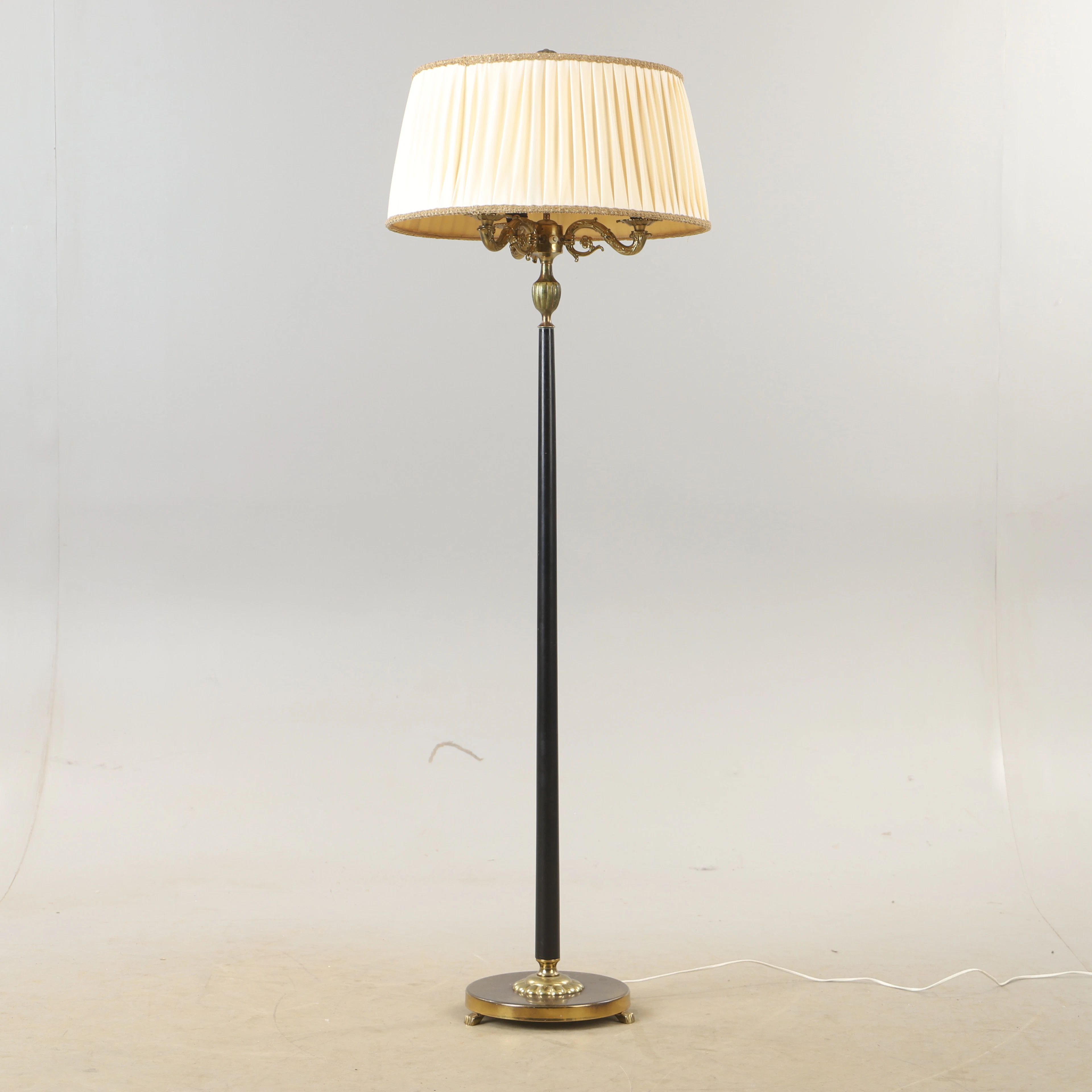 GOLVLAMPA, mässing, 1900-talets mitt.