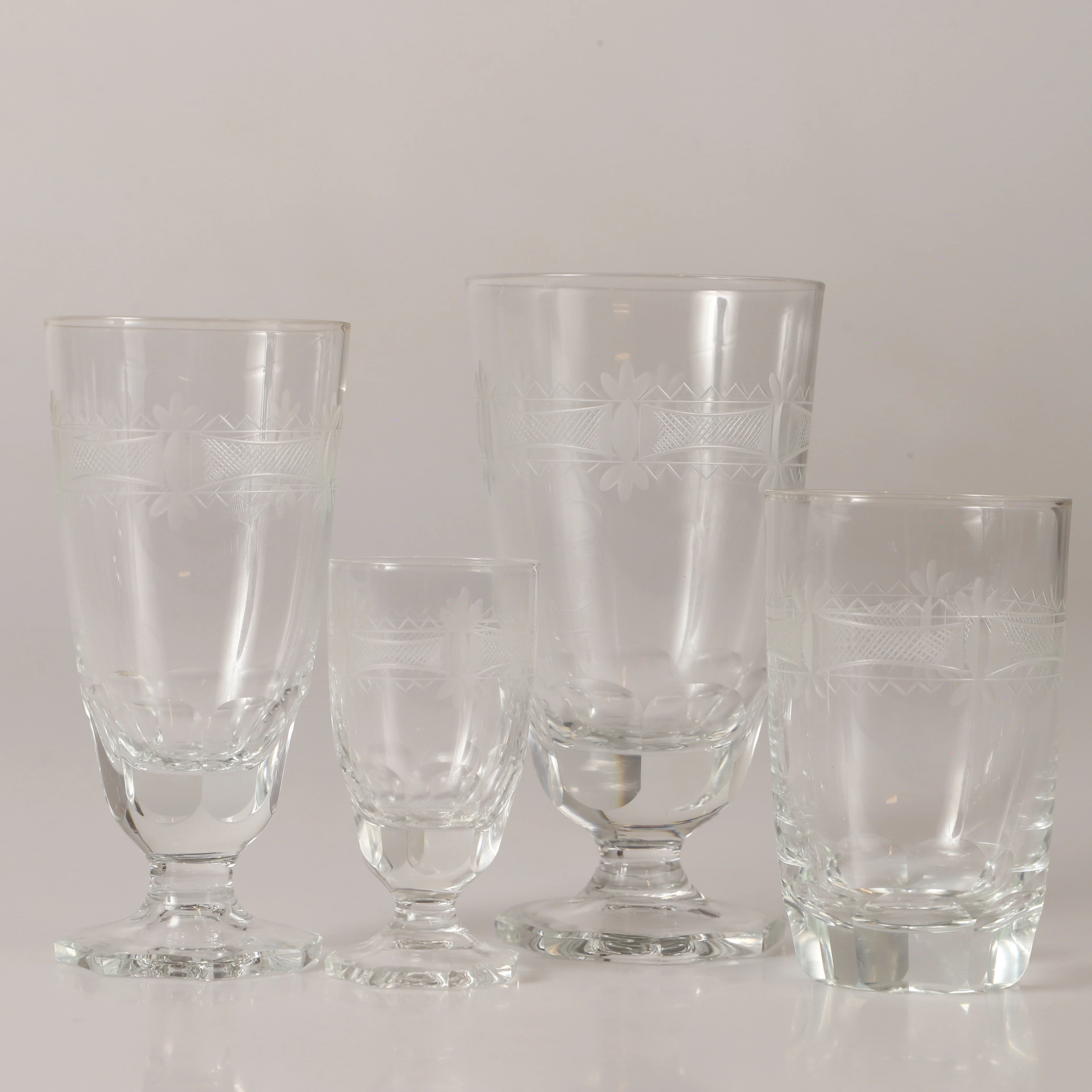 GLASSERVIS, 45 delar, glas med pantograferad dekor, 1900-tal.