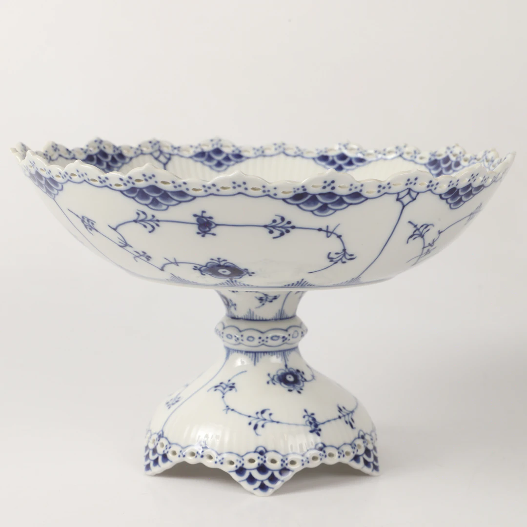 SKÅL PÅ FOT, "Musselmalet", porslin, Royal Copenhagen, Danmark.