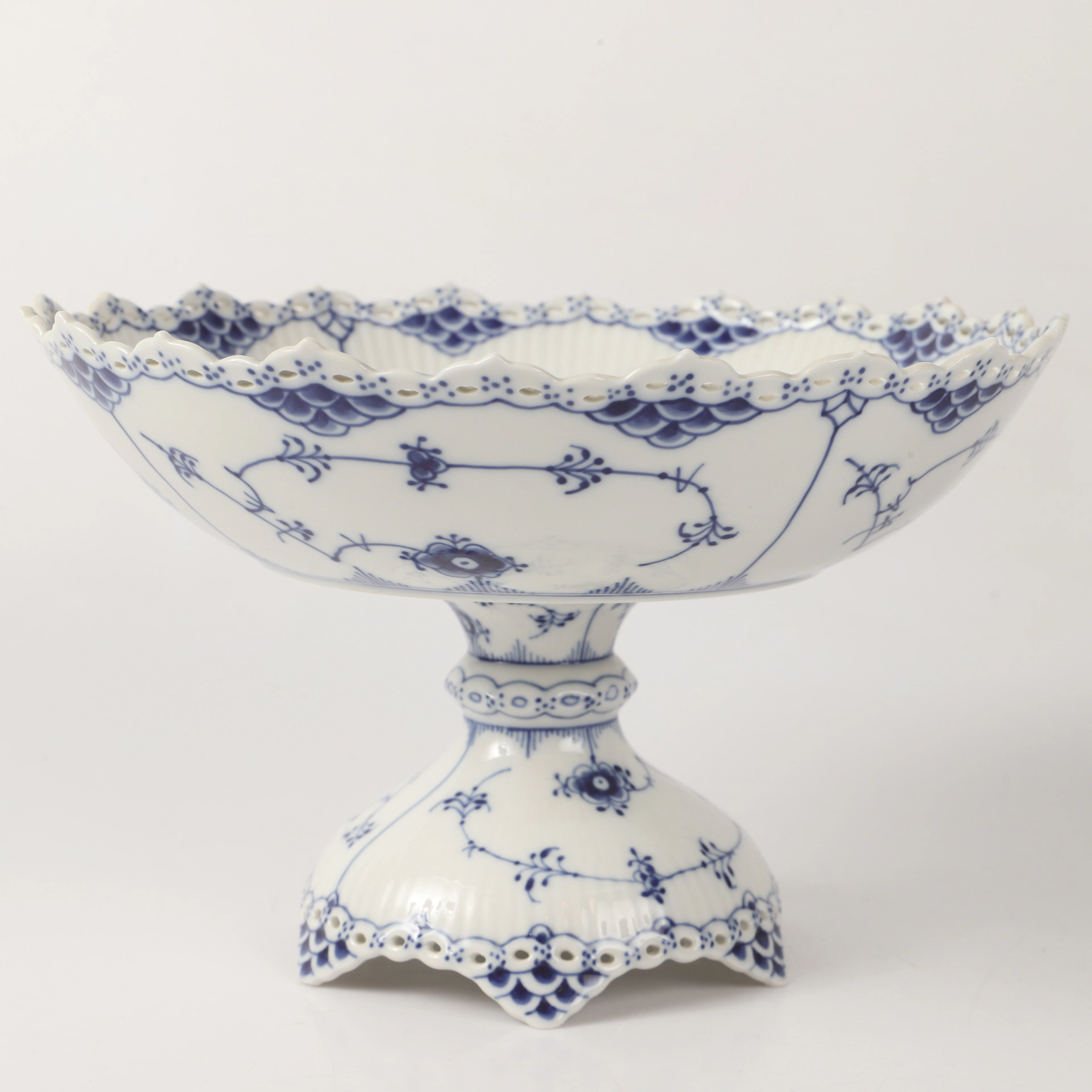 SKÅL PÅ FOT, "Musselmalet", porslin, Royal Copenhagen, Danmark.