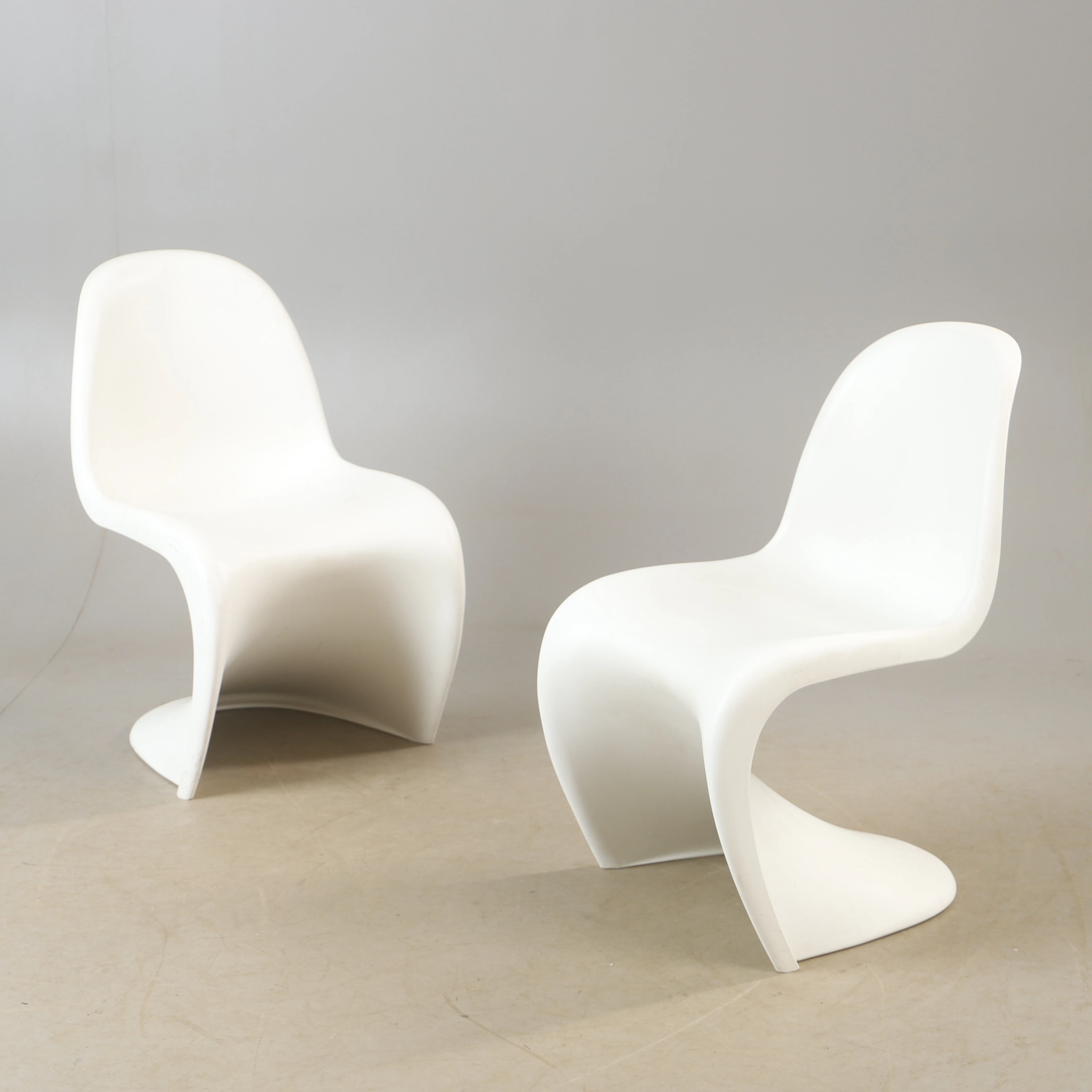 VERNER PANTON. Stolar, 1 par, "Panton Chair", Vitra, vit plast.