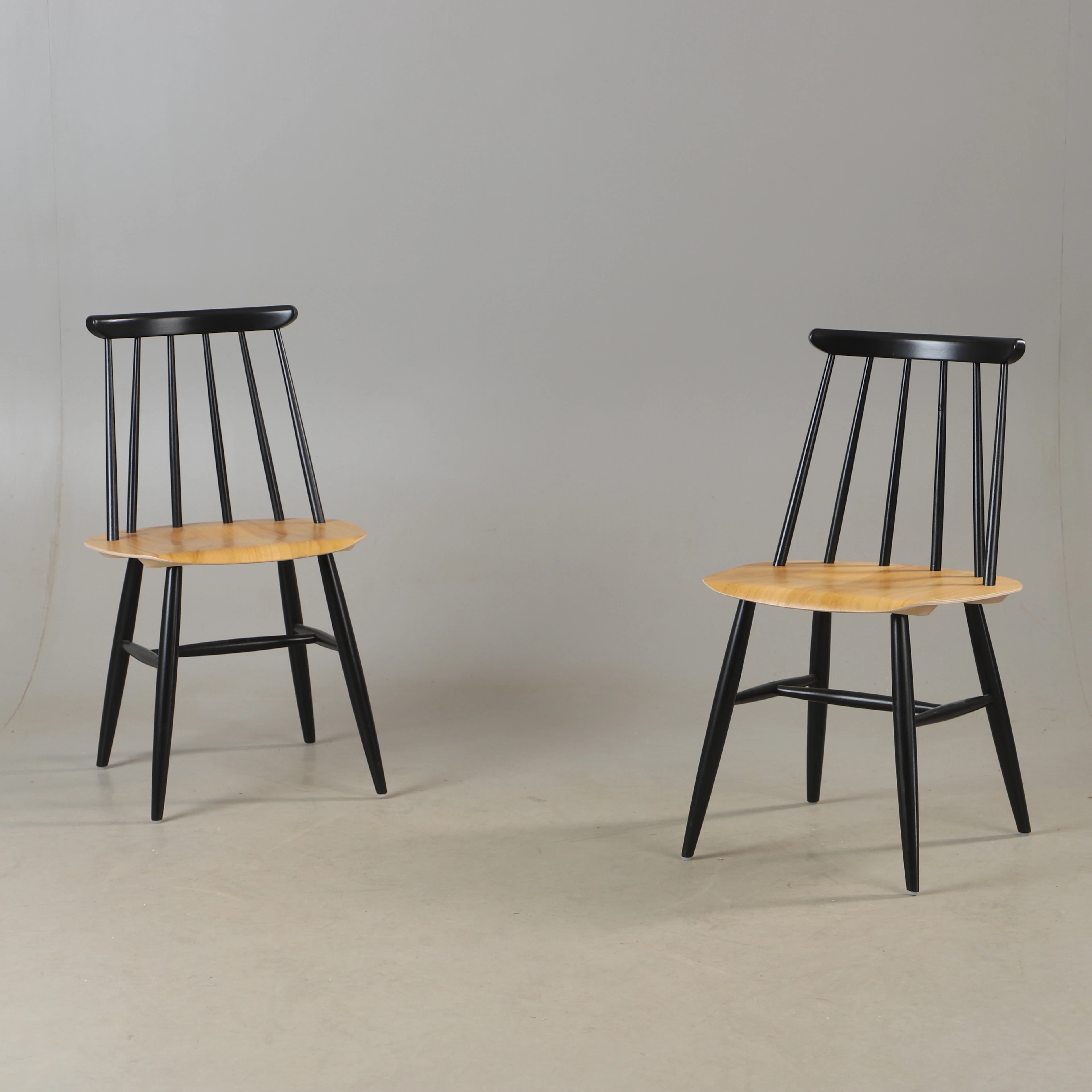 ILMARI TAPIOVAARA. Stolar, 1 par, "Fanett", teak/målat, Edsbyverken.