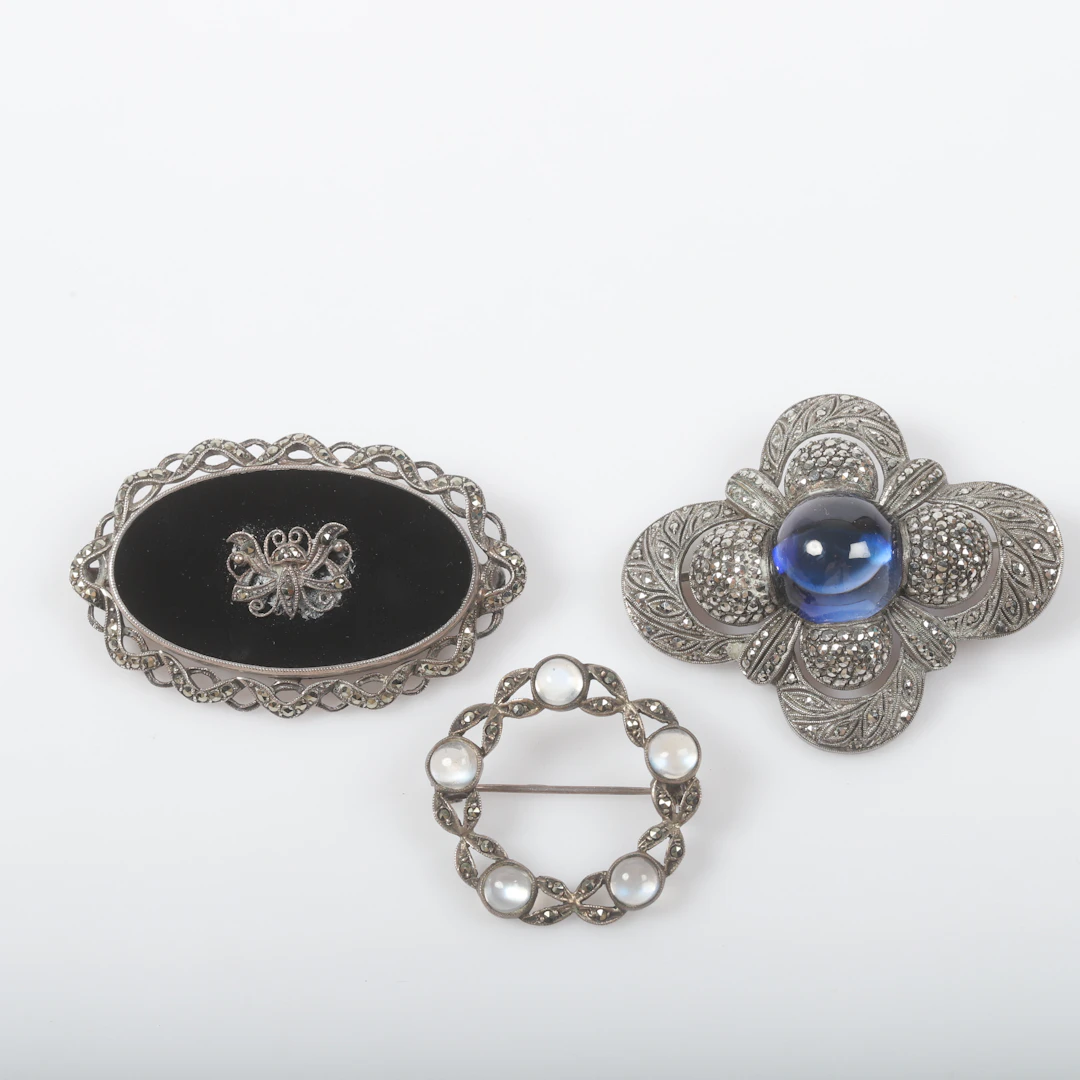 BROSCHER, 3 stycken, silver med markasiter samt cabochon- och planslipade