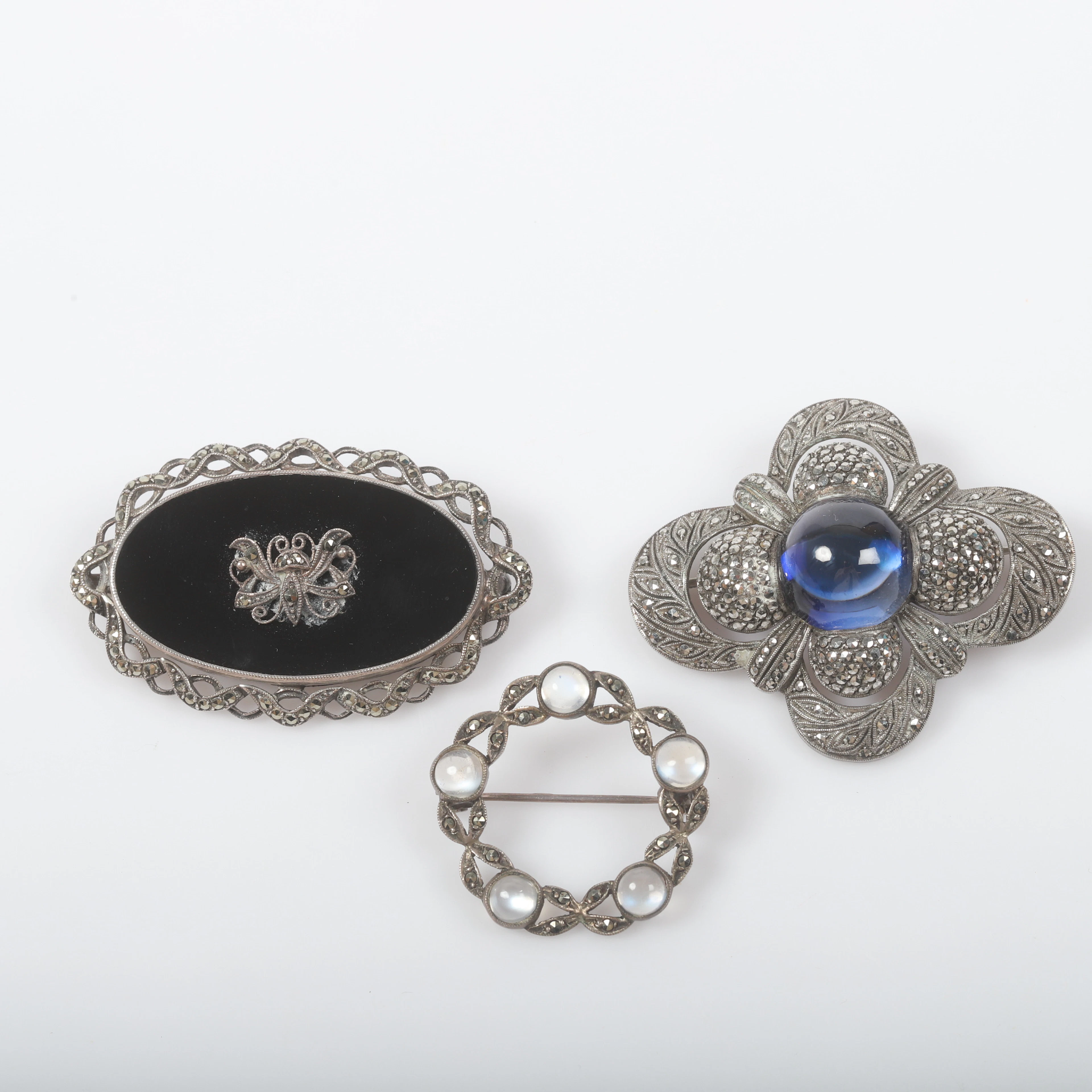 BROSCHER, 3 stycken, silver med markasiter samt cabochon- och planslipade