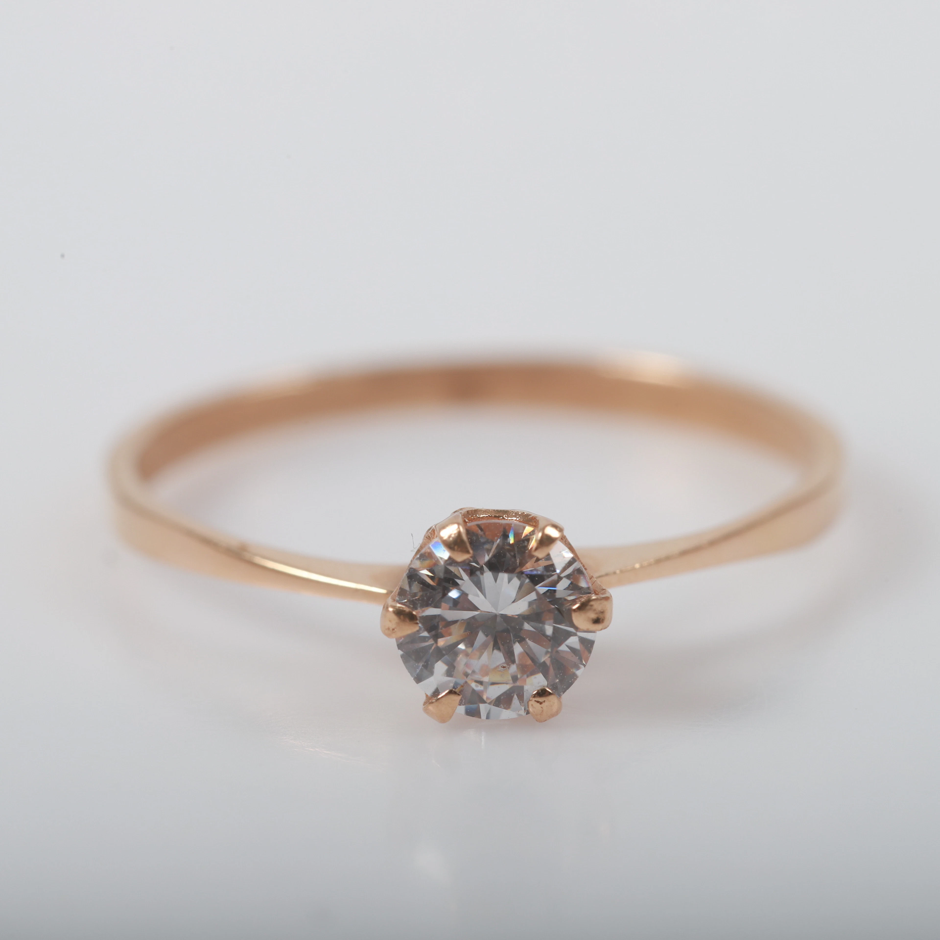 ENSTENSRING, 18 K guld med moissanite.