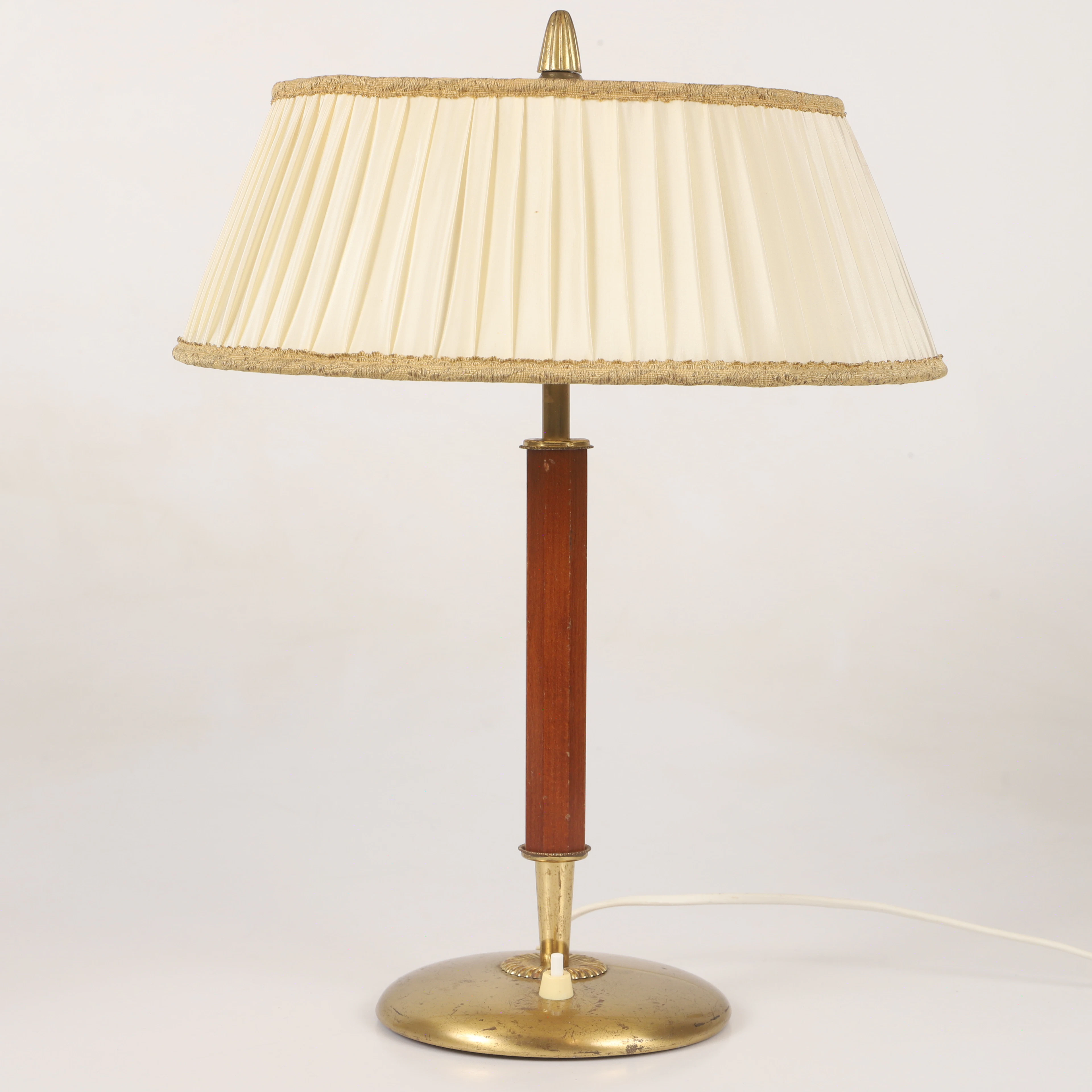 BERTIL BRISBORG. Bordslampa, mässing/rödbok, modell 32036, Nordiska