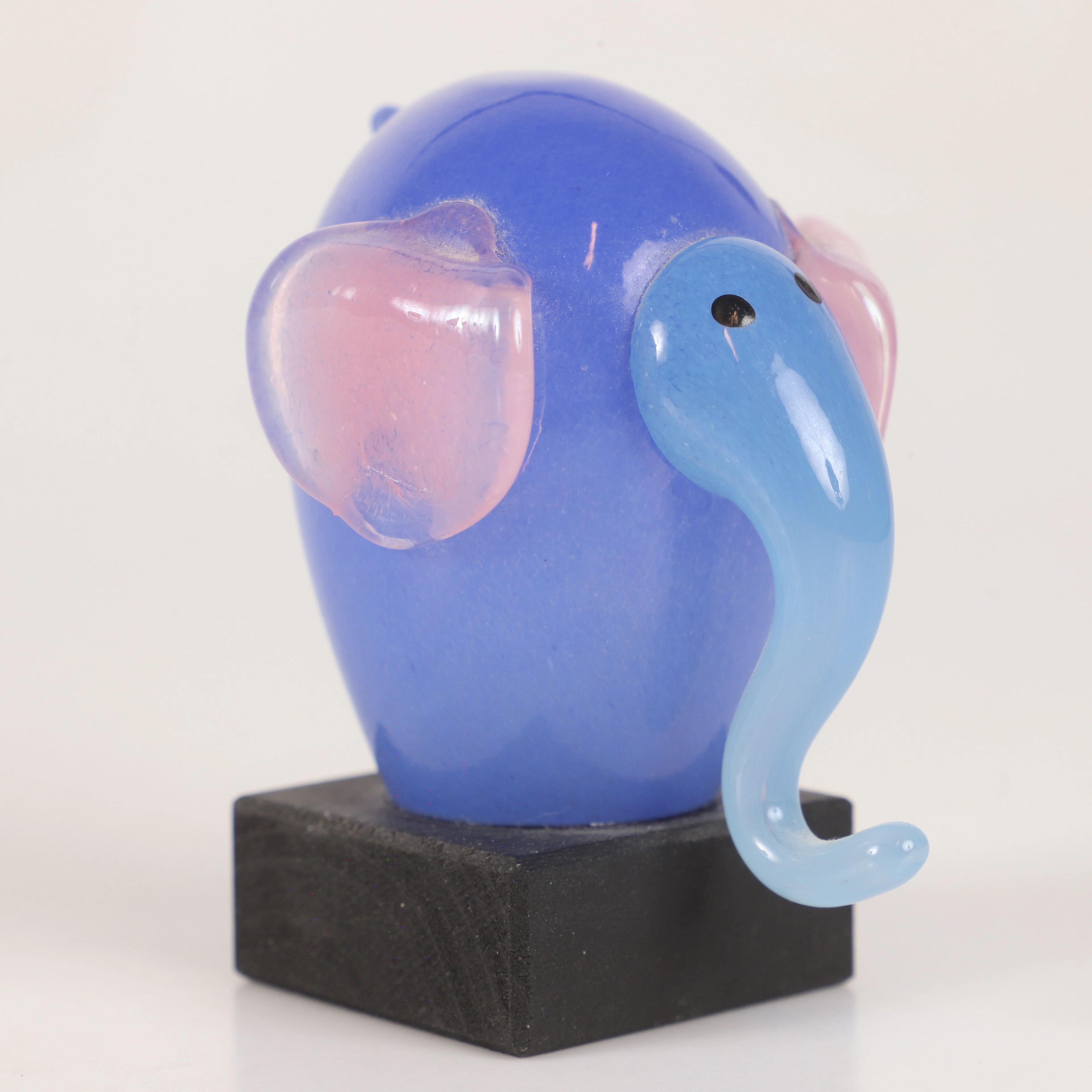 EVA-LENA MARTINSSON. Figurin, elefant, glas på träsockel, Skrufs glasbruk.