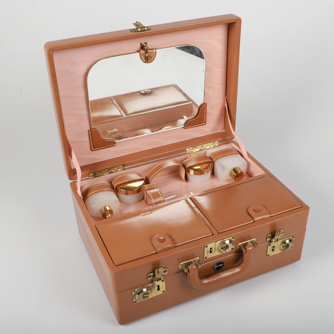 BEAUTYBOX/VÄSKA, lackat skinn, Shortrip, 1900-talets mitt.
