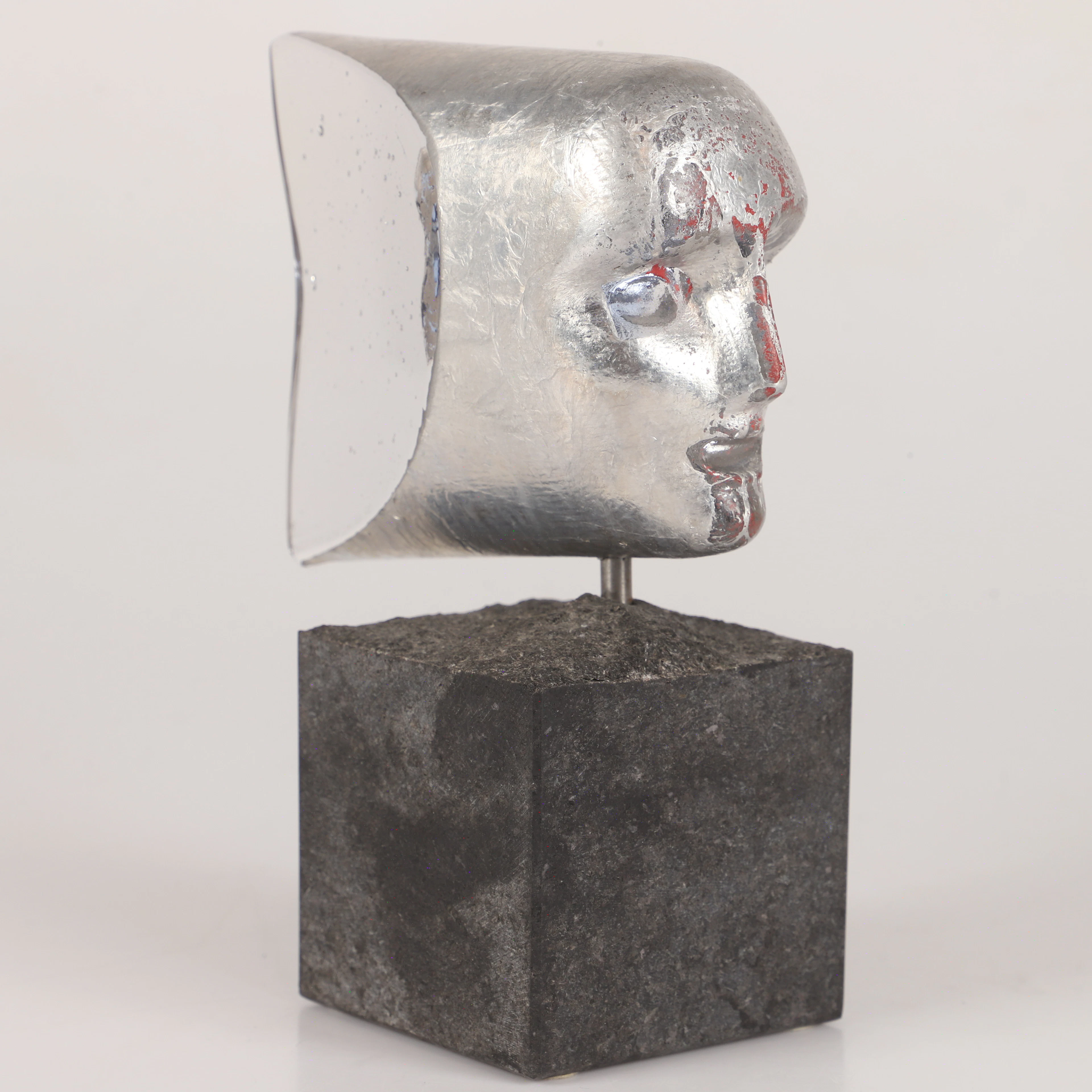BERTIL VALLIEN. Skulptur, "Janus ansikte", glas på stensockel, Kosta