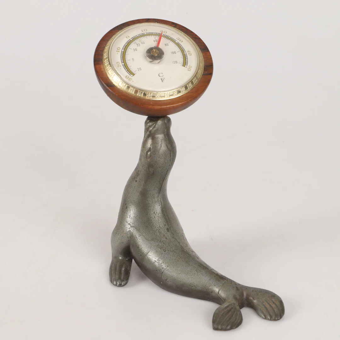 TERMOMETER uppburen av säl/sjölejon, metall/trä.