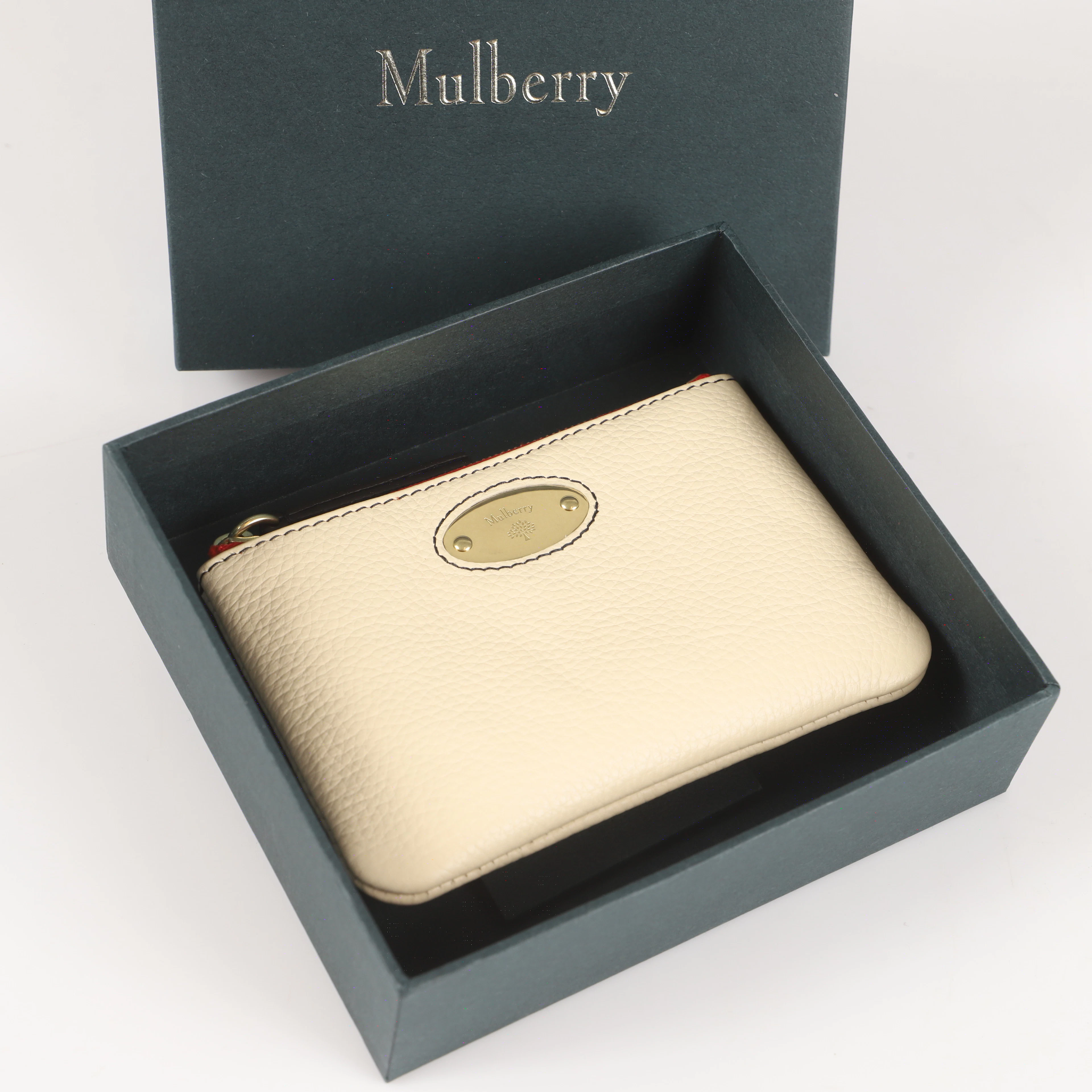 MULBERRY. Börs, äggskalsfärgad med korallfärgat blixtlås, koskinn, England.