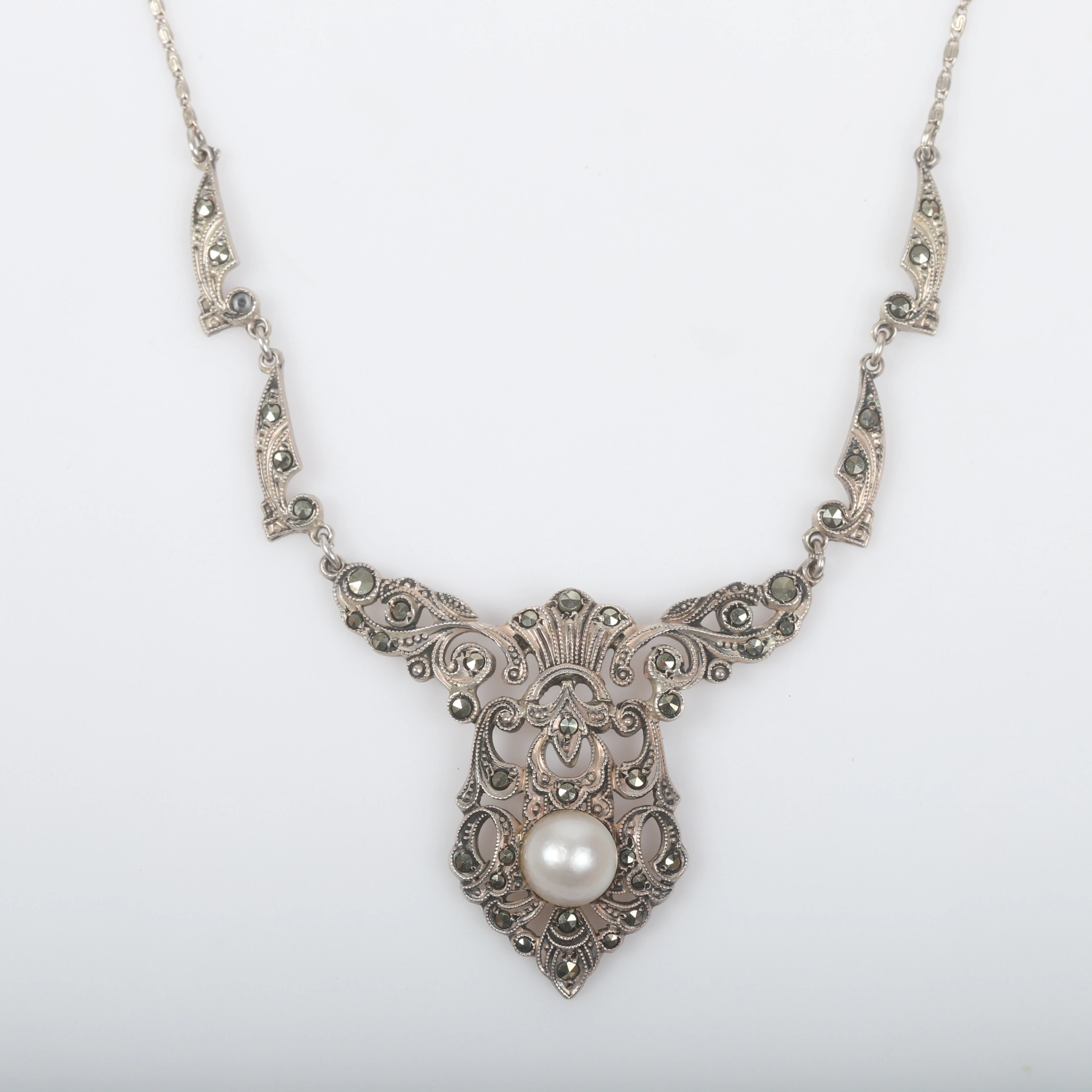 COLLIER, silver med markasiter och odlad pärla, 1900-talets mitt.