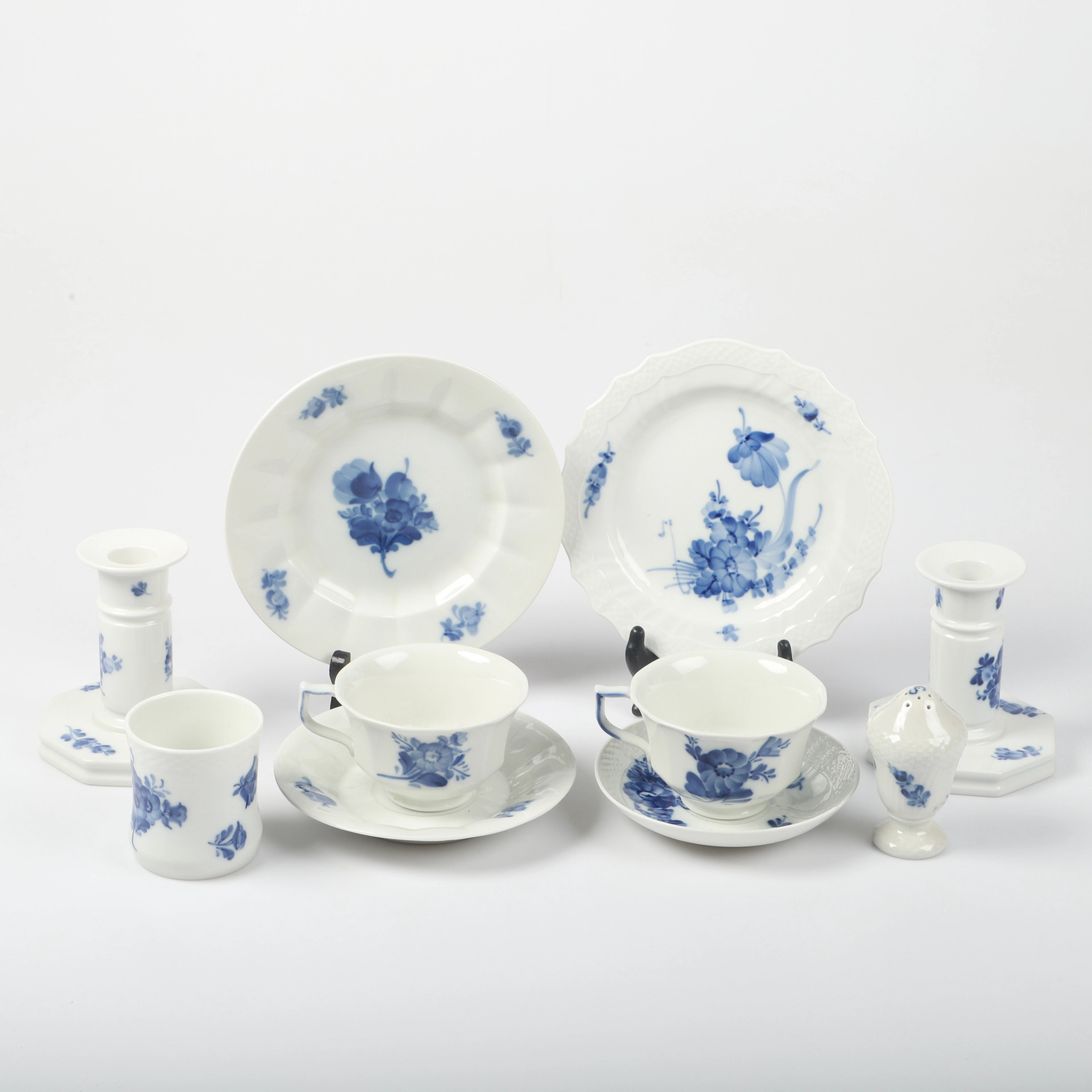 SERVISDELAR, 23 stycken, "Blå Blomst", porslin, Royal Copenhagen, Danmark.