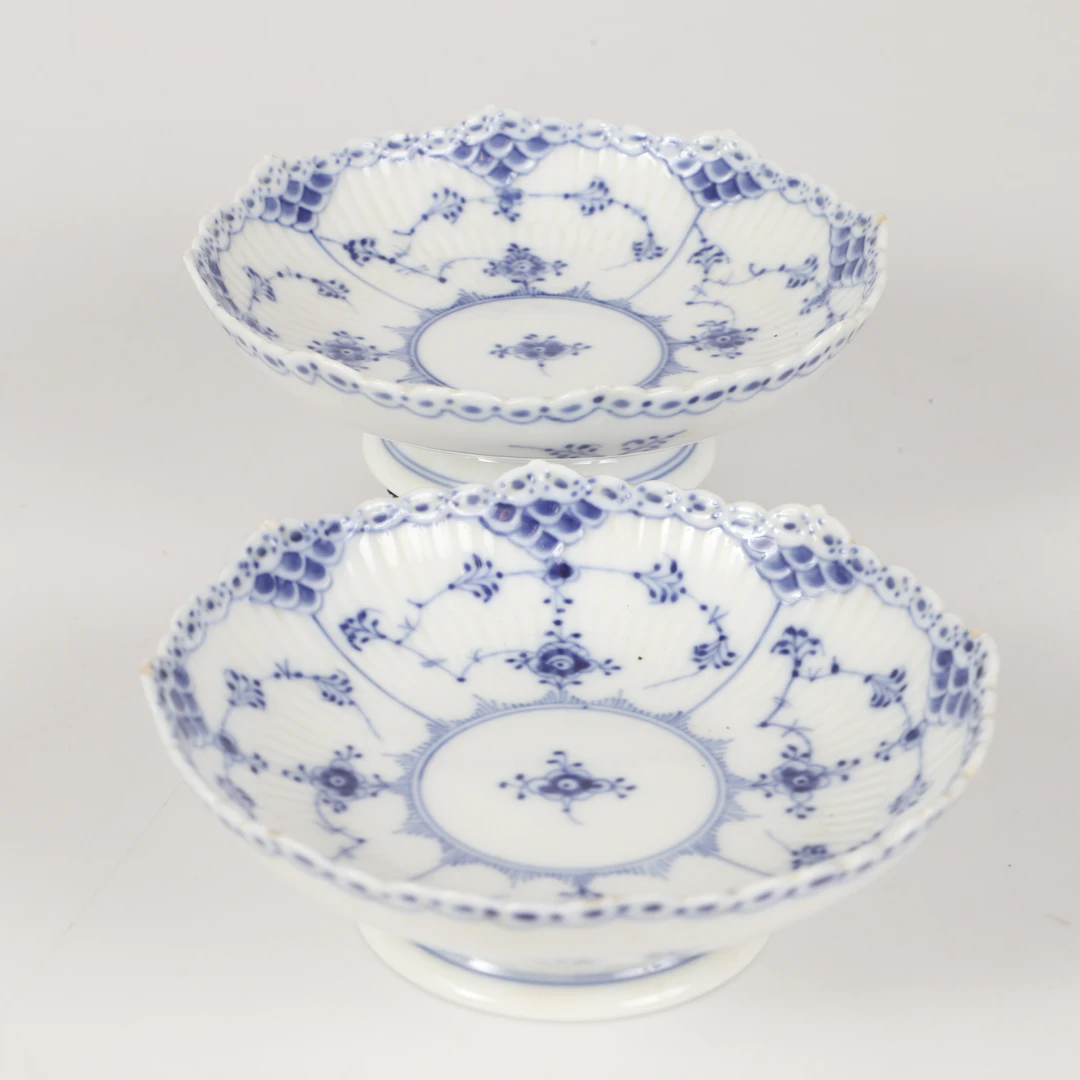 SKÅLAR PÅ FOT, 1 par, "Musselmalet", porslin, Royal Copenhagen, Danmark.