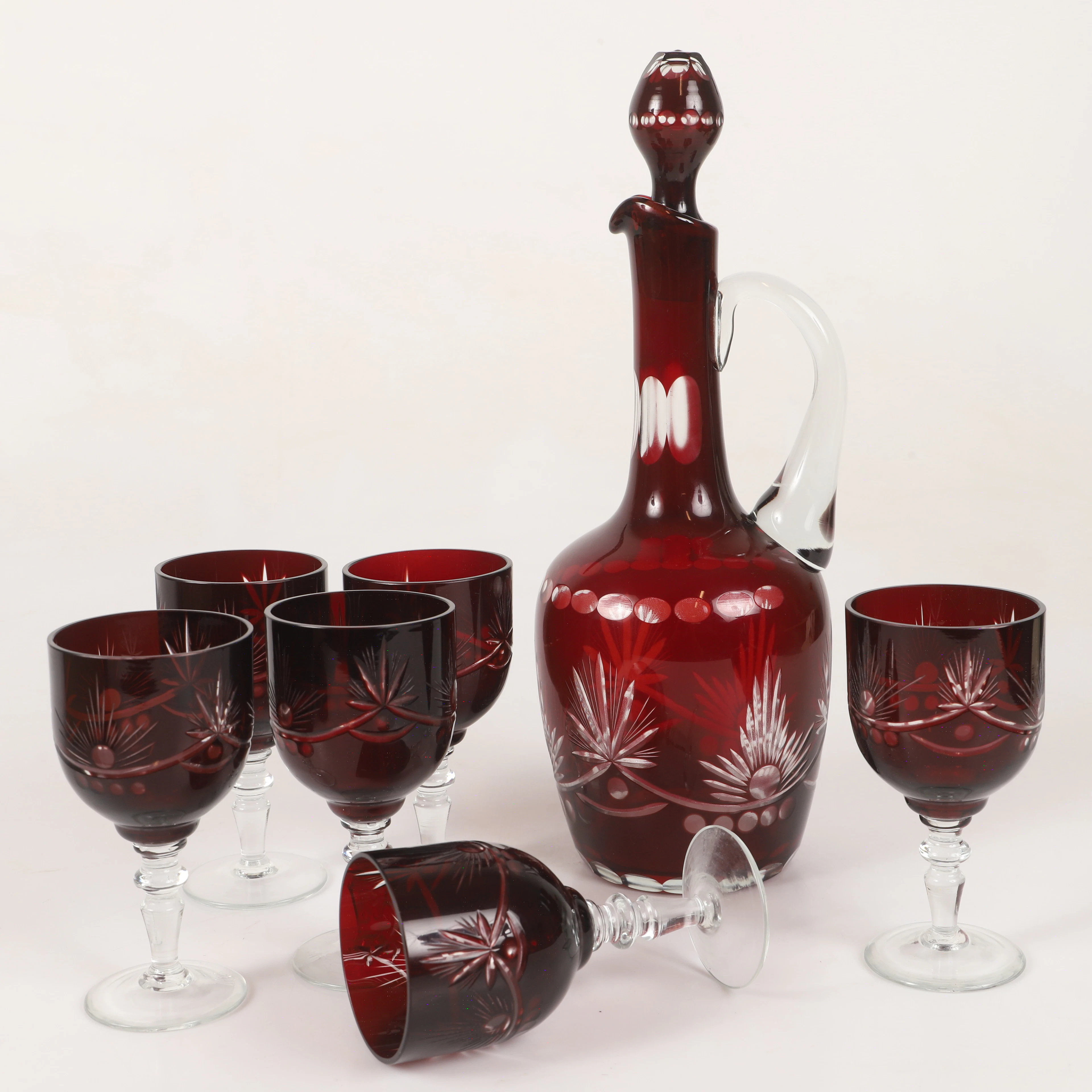GLAS OCH KARAFF, 7 delar, böhmisk kristall med röd kupa, 1900-tal.