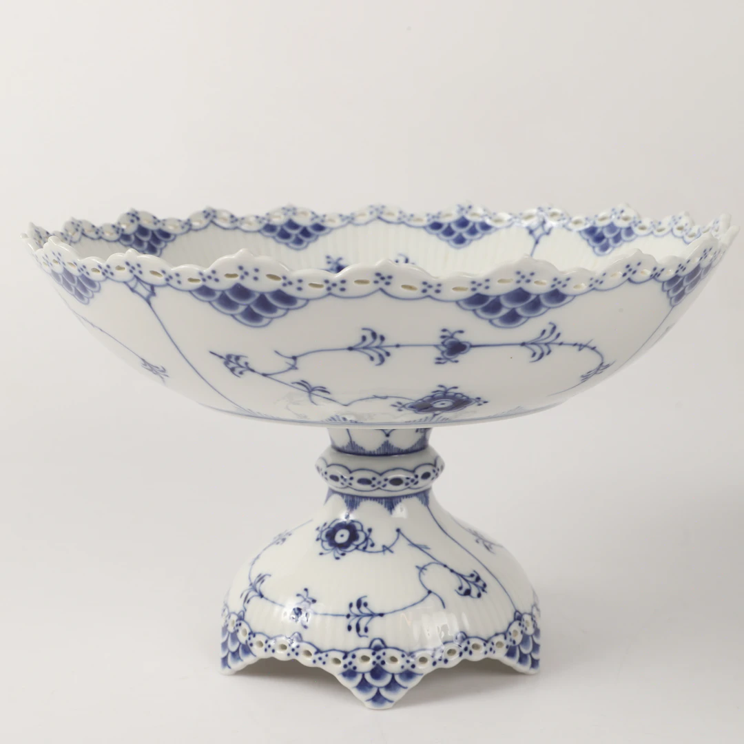 SKÅL PÅ FOT, "Musselmalet", porslin, Royal Copenhagen, Danmark.