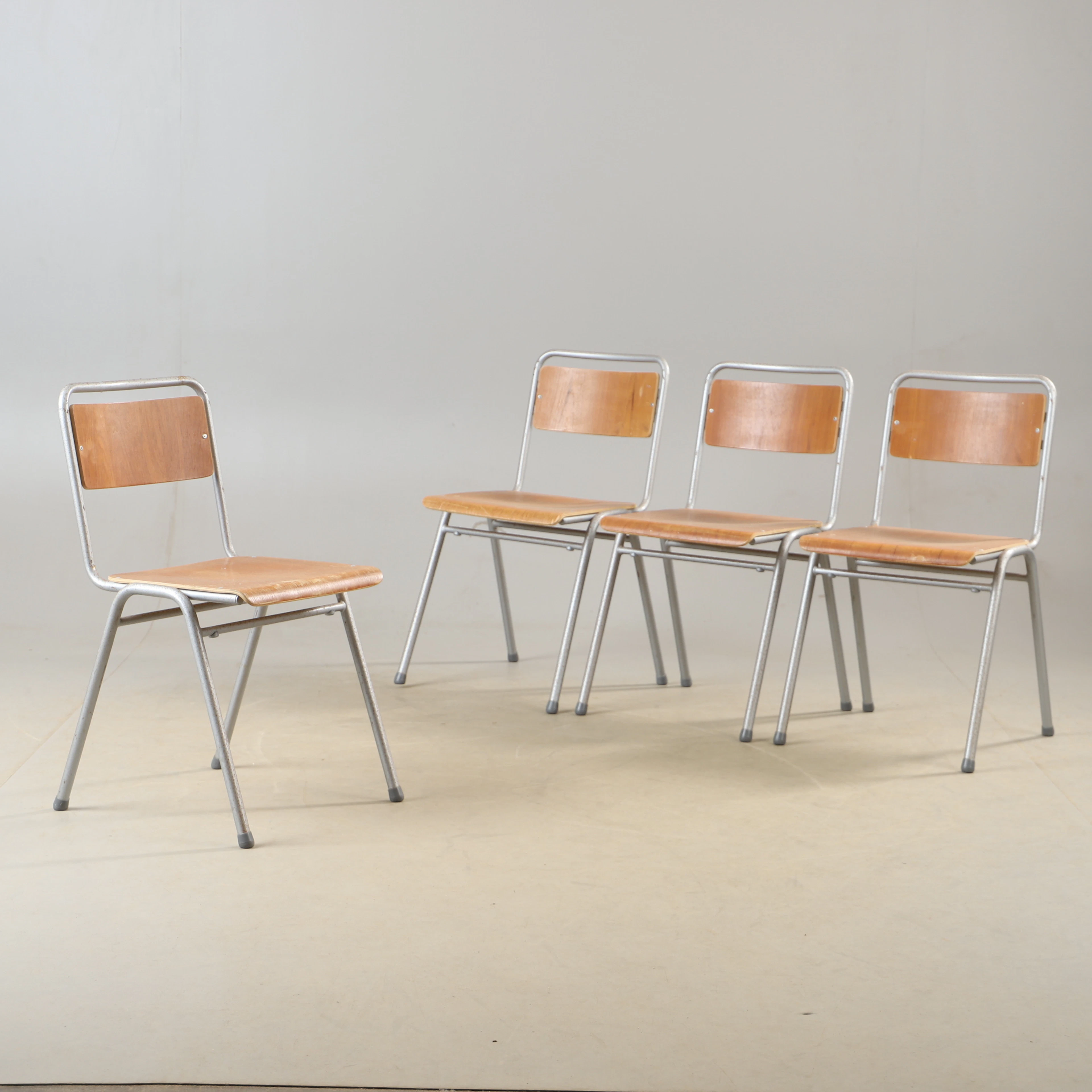 STOLAR, stapelbara, 4 stycken, teak och metall 1900-talets mitt.