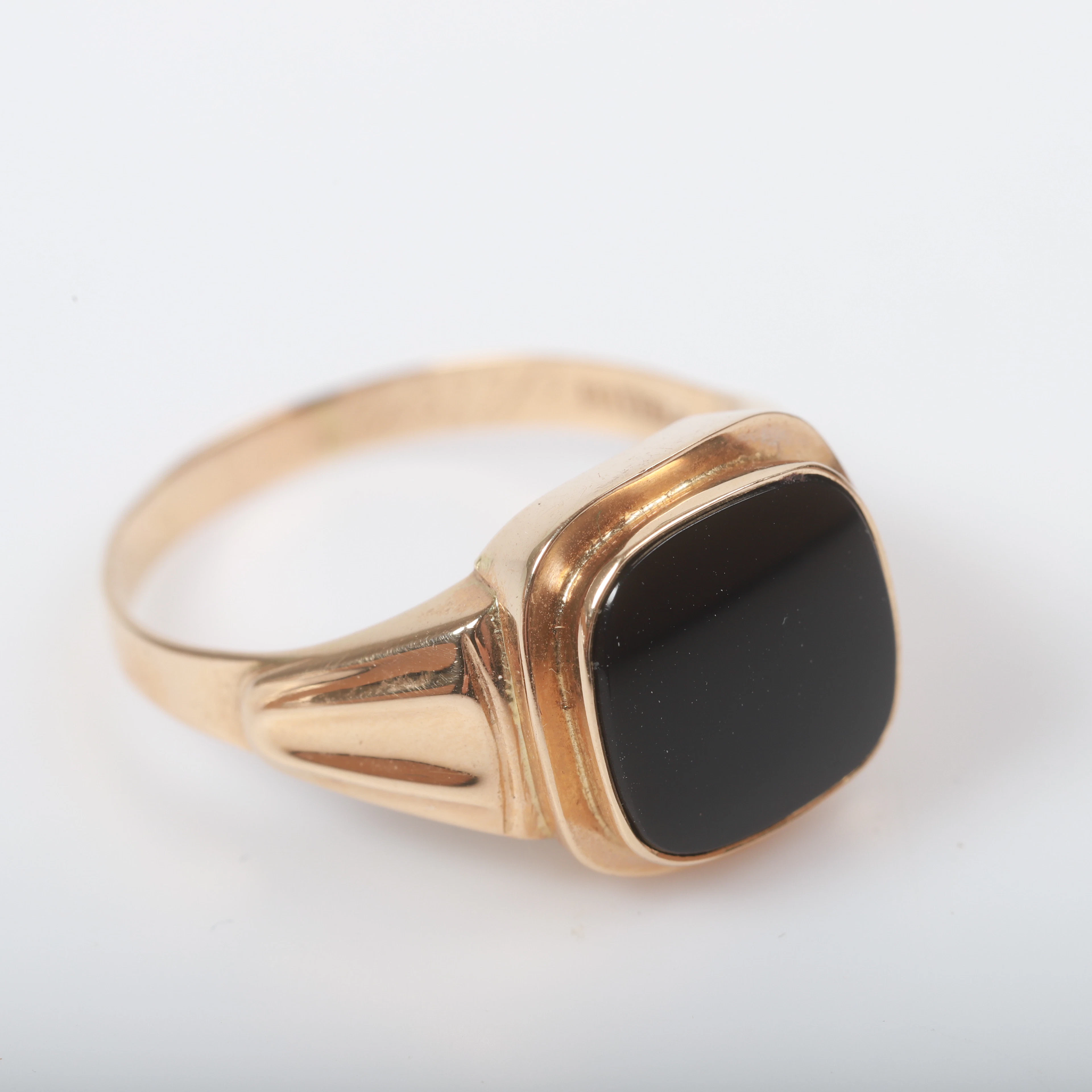 KLACKRING, 18 K guld med planslipad onyx.