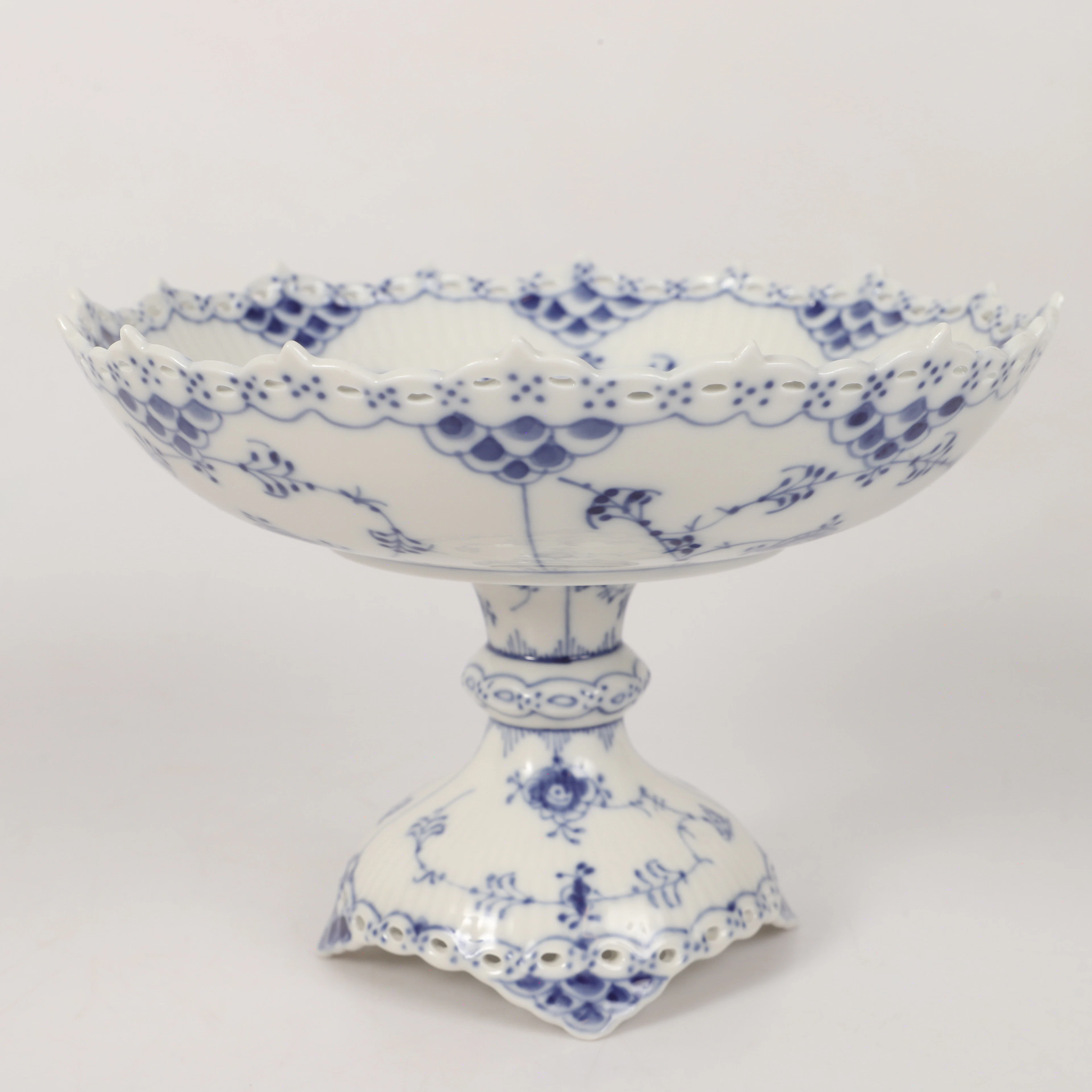 SKÅL PÅ FOT, "Musselmalet", porslin, Royal Copenhagen, Danmark.