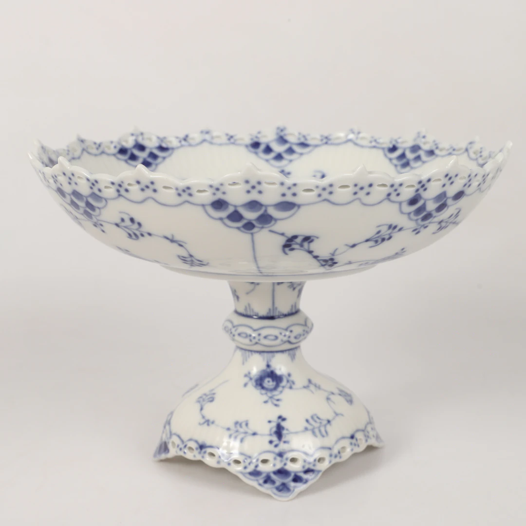 SKÅL PÅ FOT, "Musselmalet", porslin, Royal Copenhagen, Danmark.