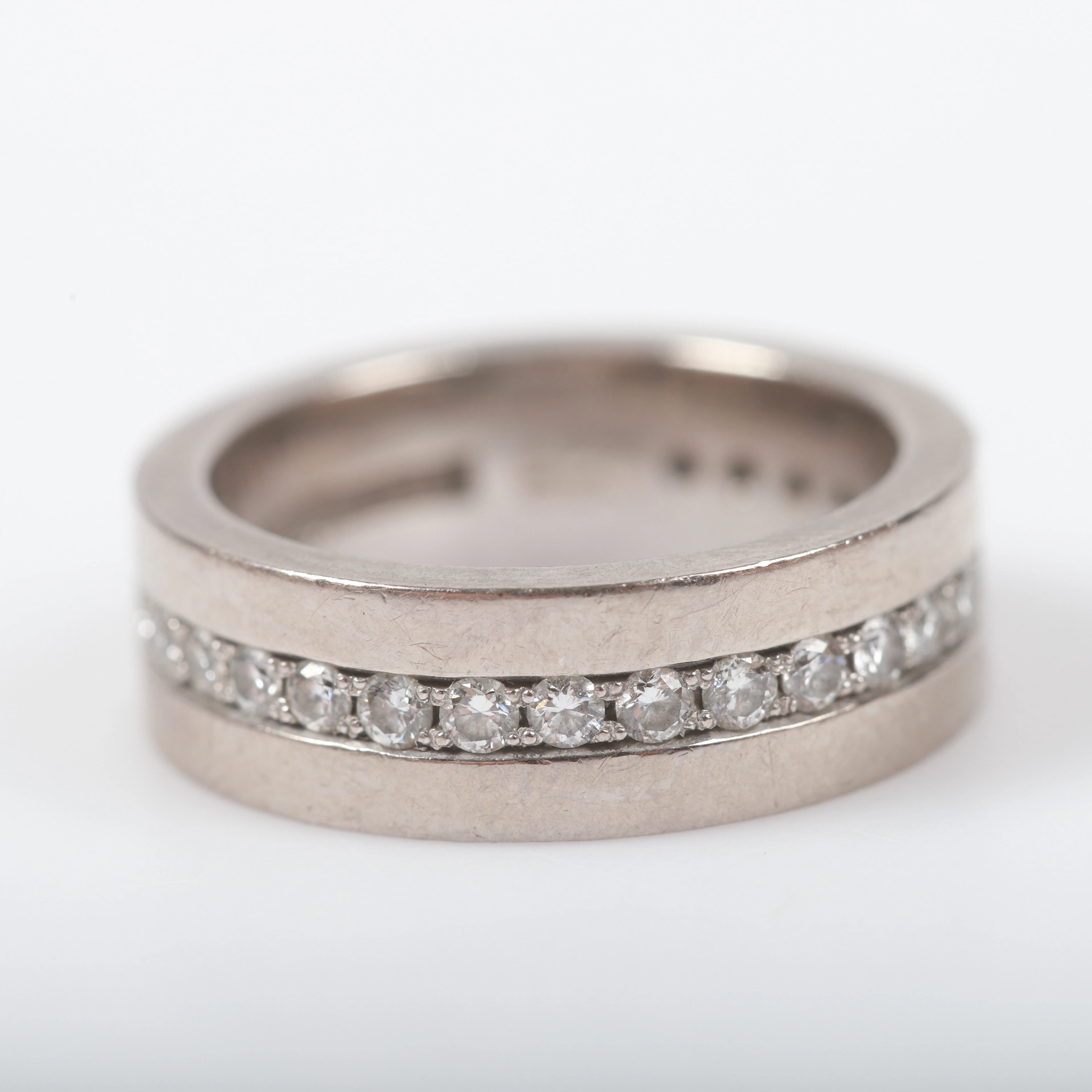 HELALLIANSRING, 18 K vitguld med briljantslipade diamanter, totalt