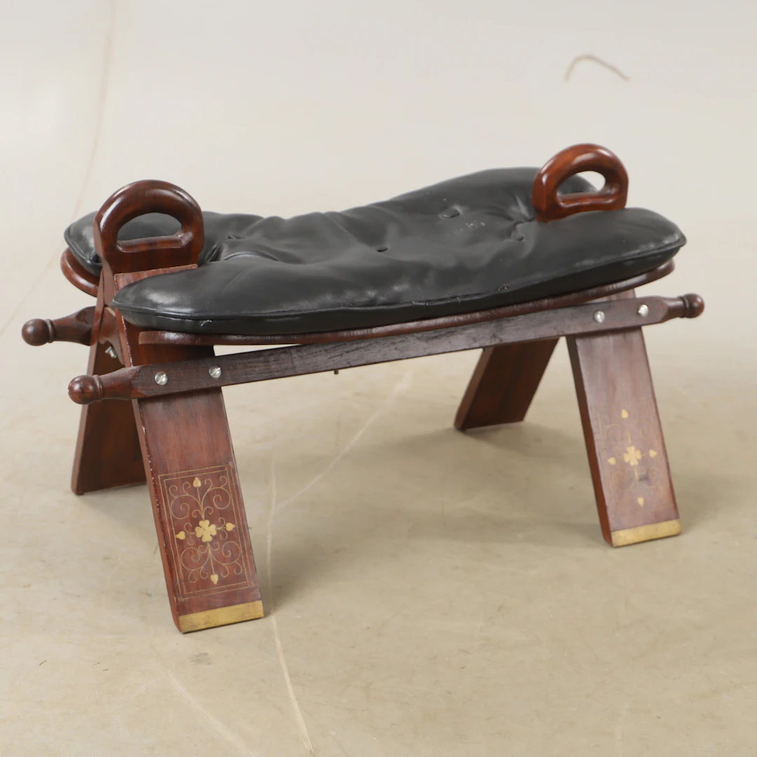 KAMELSADEL, skinn och mahogny, 1900-tal.