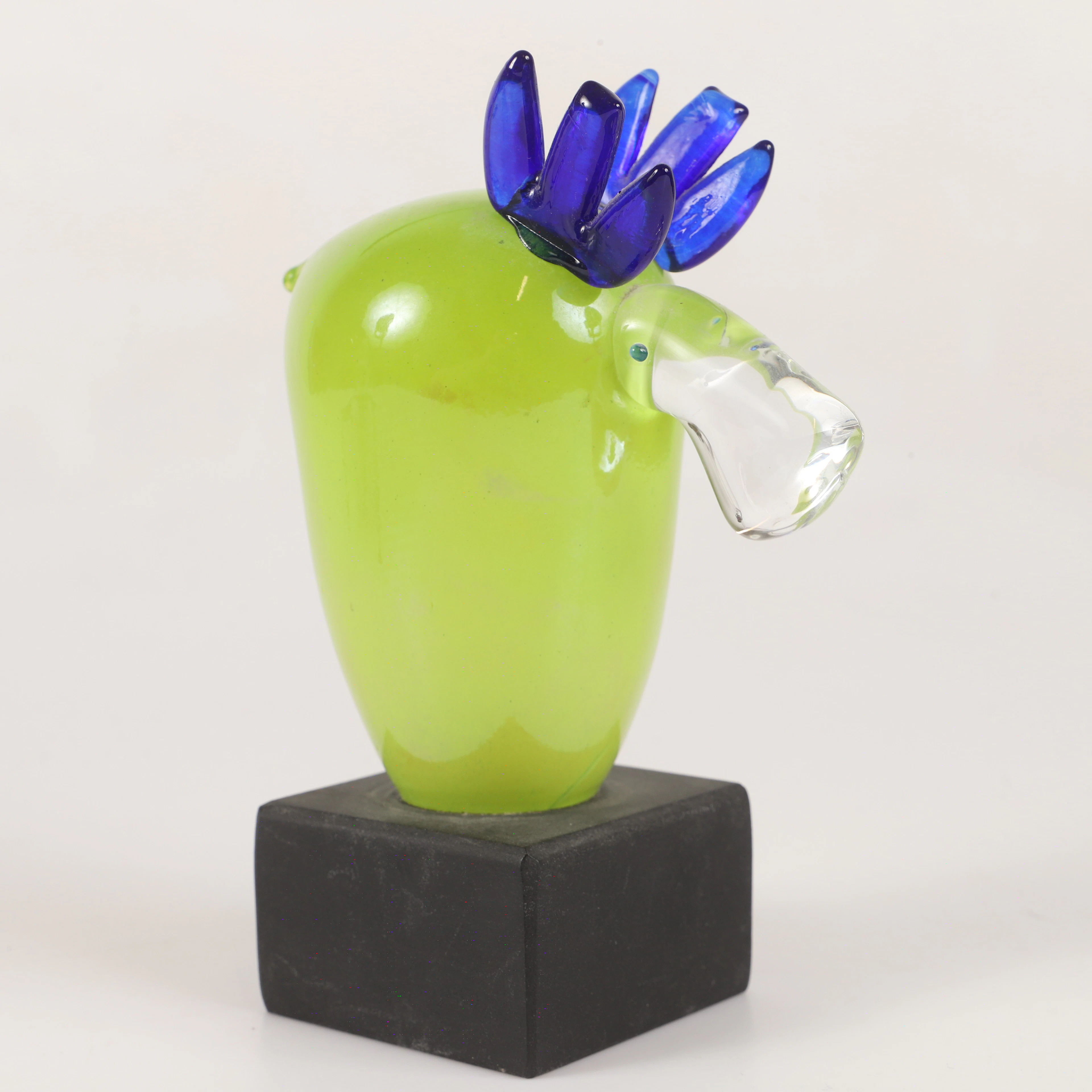 EVA-LENA MARTINSSON. Figurin, älg, glas på träsockel, signerad, Skruf E L M.