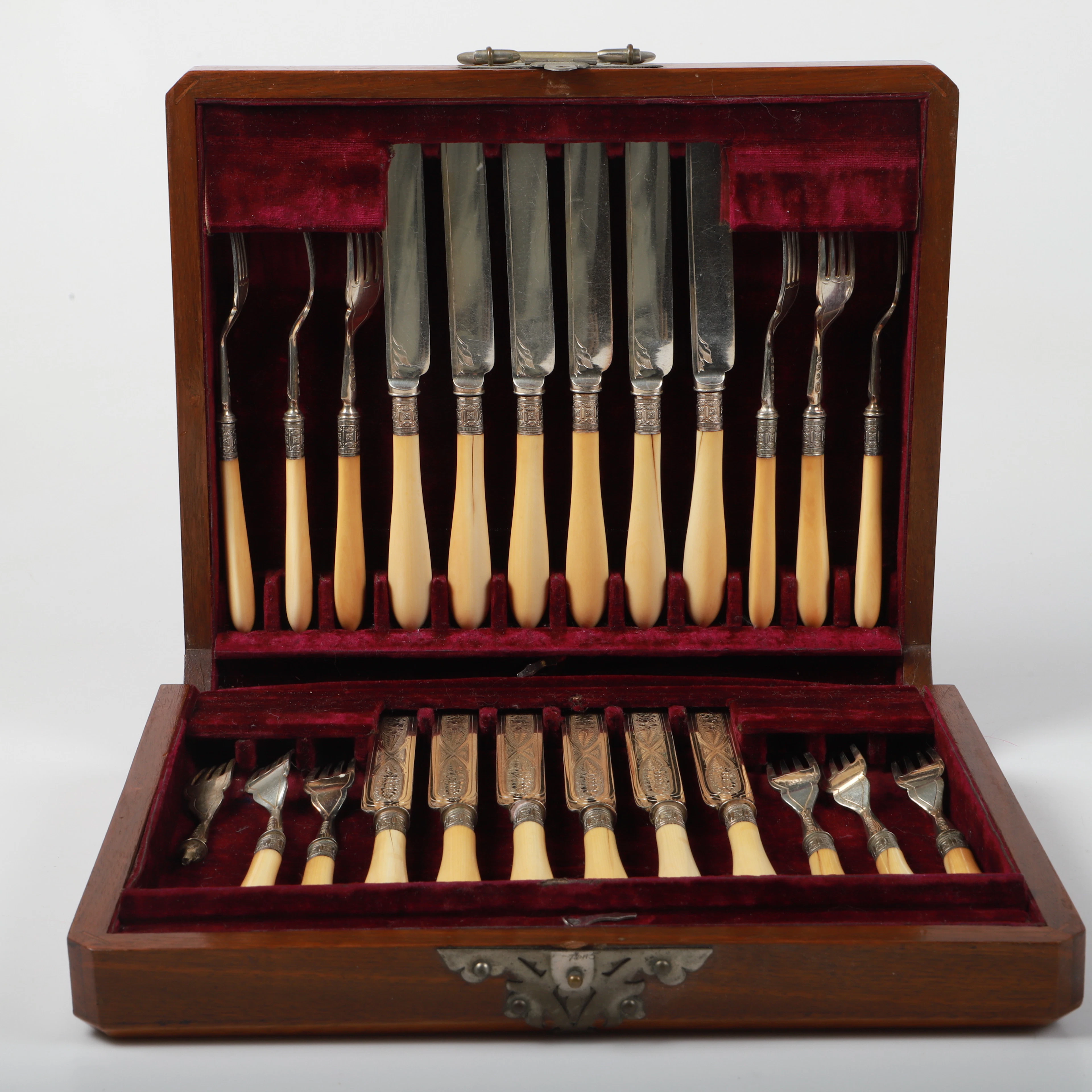 BESTICKUPPSÄTTNING, 24 delar i etui, nysilver, 1900-talets första hälft.