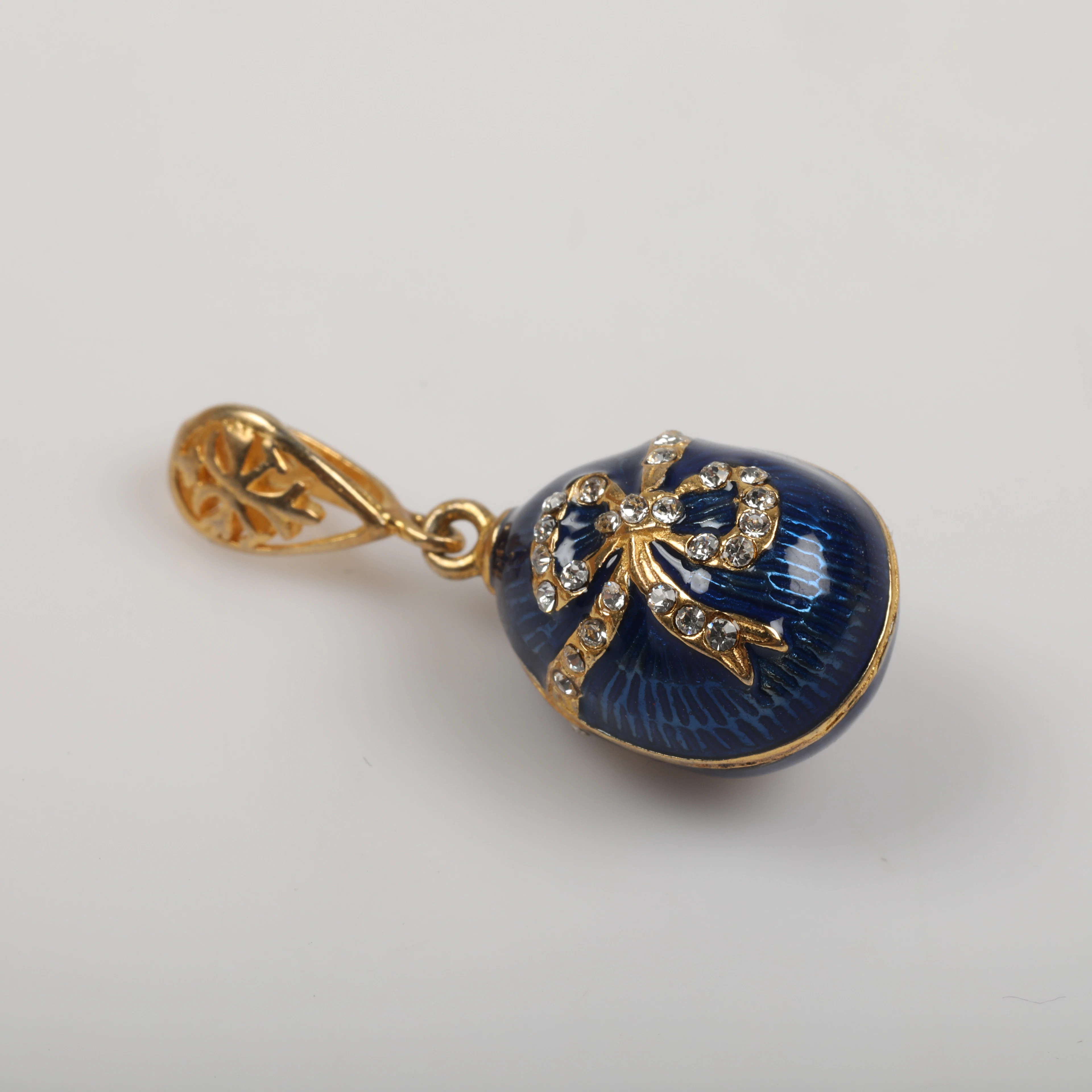 HÄNGE, ägg i Fabergé-stil, förgyllt sterlingsilver med emaljerad dekor