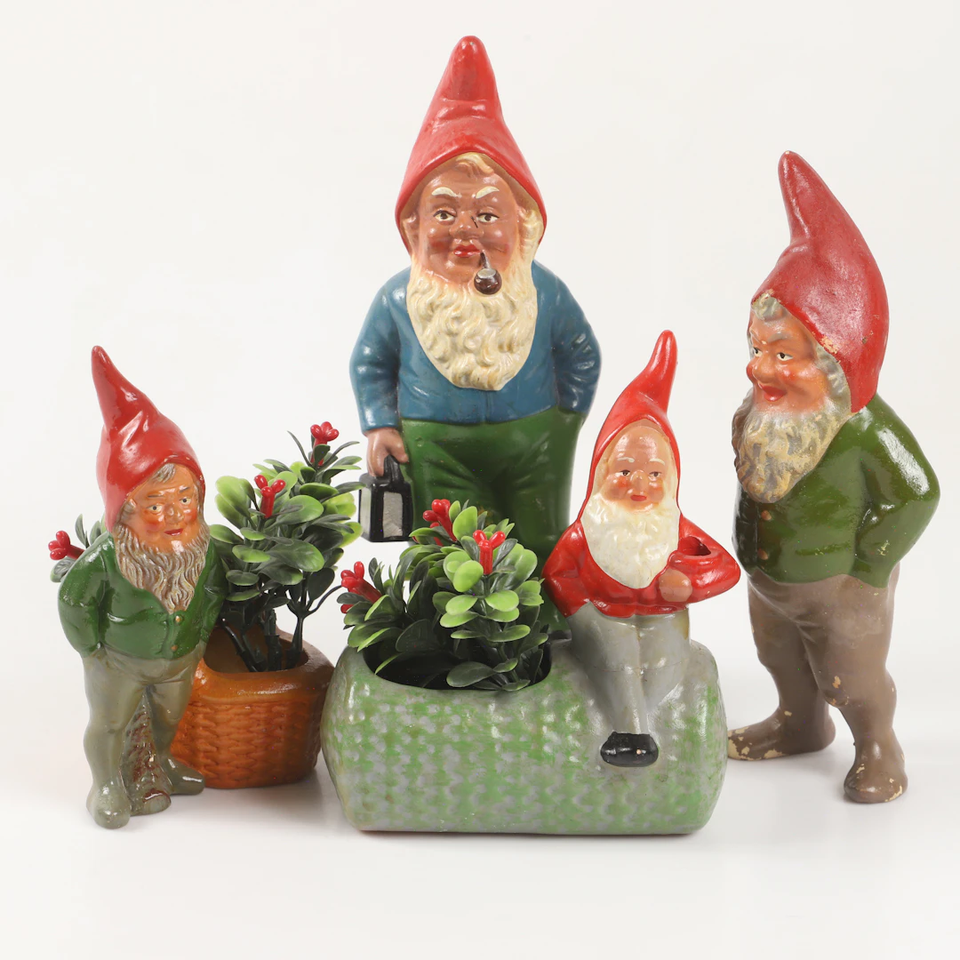 FIGURINER OCH YTTERFODER, 4 stycken tomtar, terrakotta, Tyskland, 1900-tal.