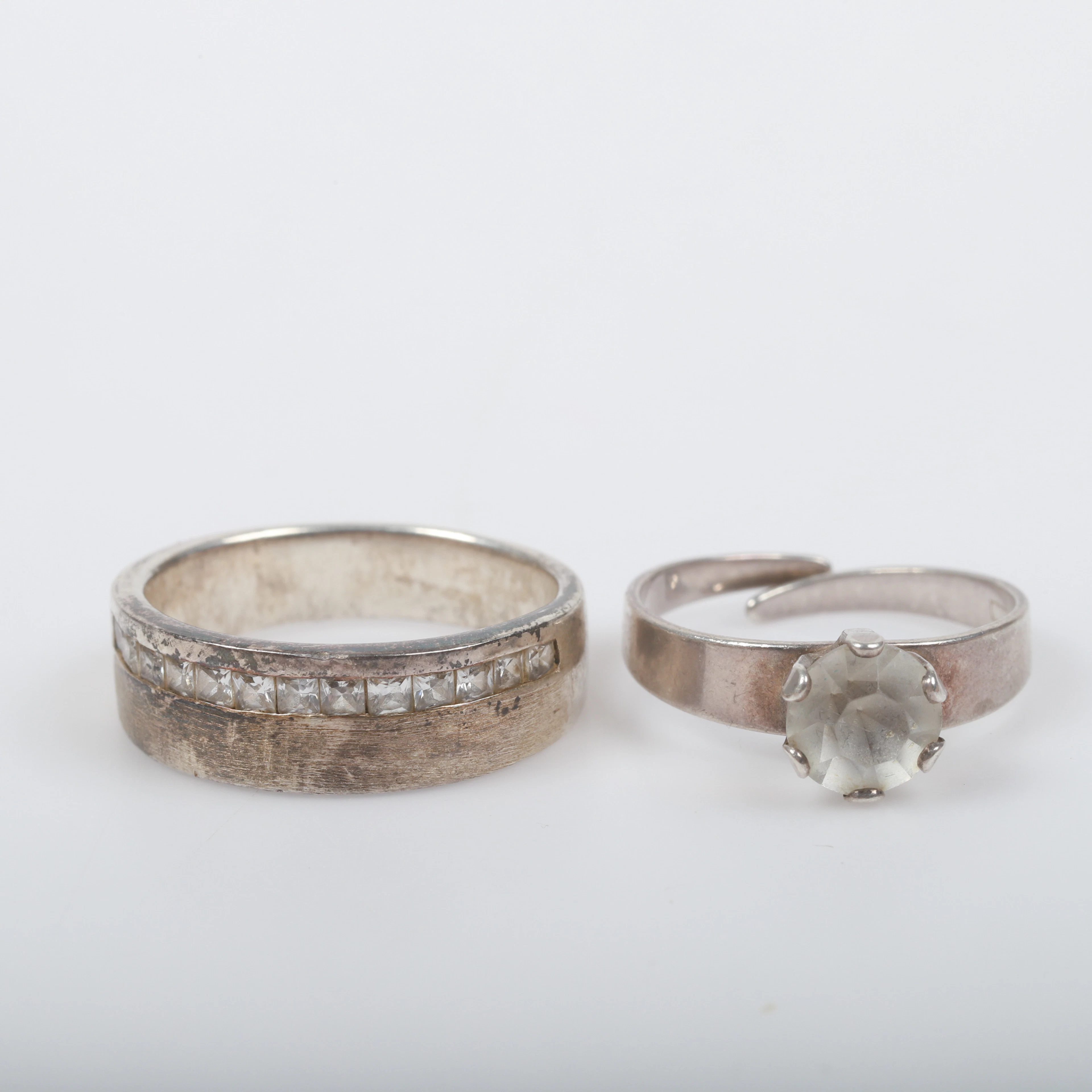 RINGAR, 2 stycken, sterlingsilver med fasettslipade stenar.
