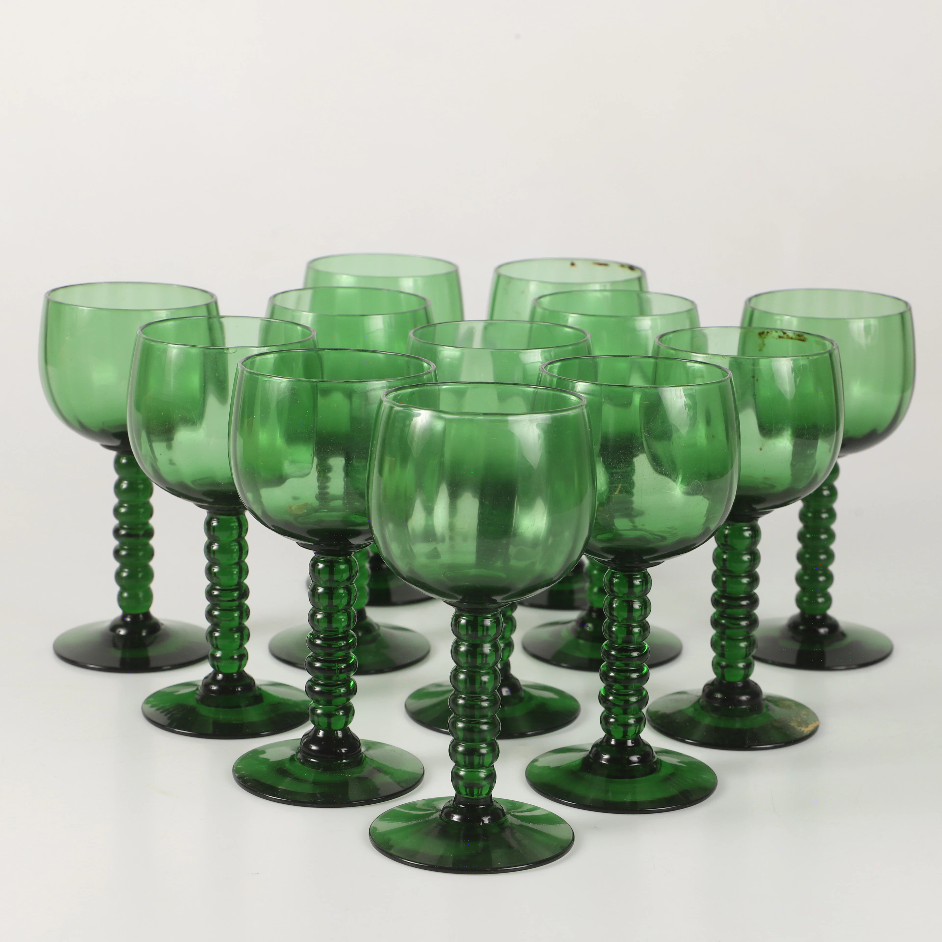 VINGLAS, 12 stycken, grönt glas, 1900-talets andra hälft.