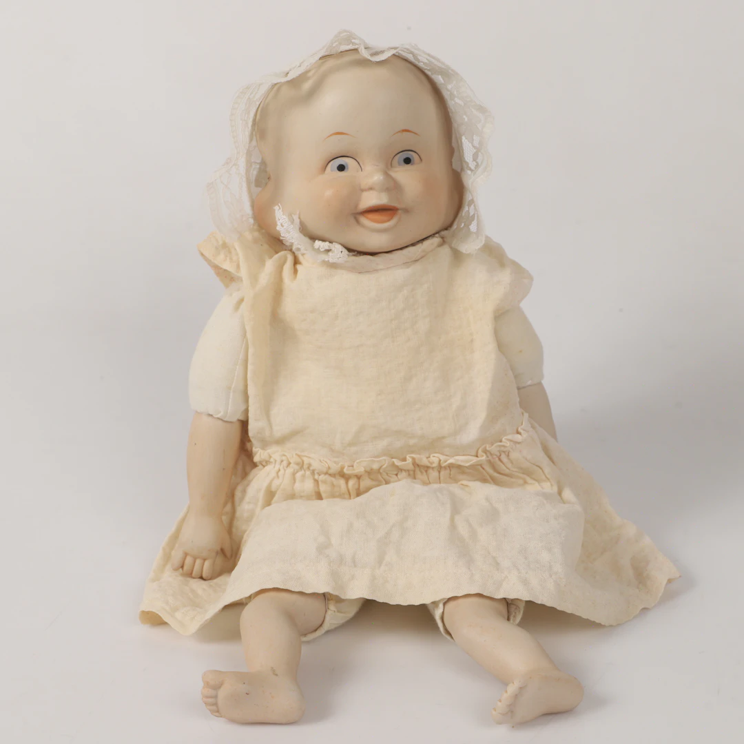 DOCKA, med tre ansikten, porslin/textil, 1900-talets första hälft.