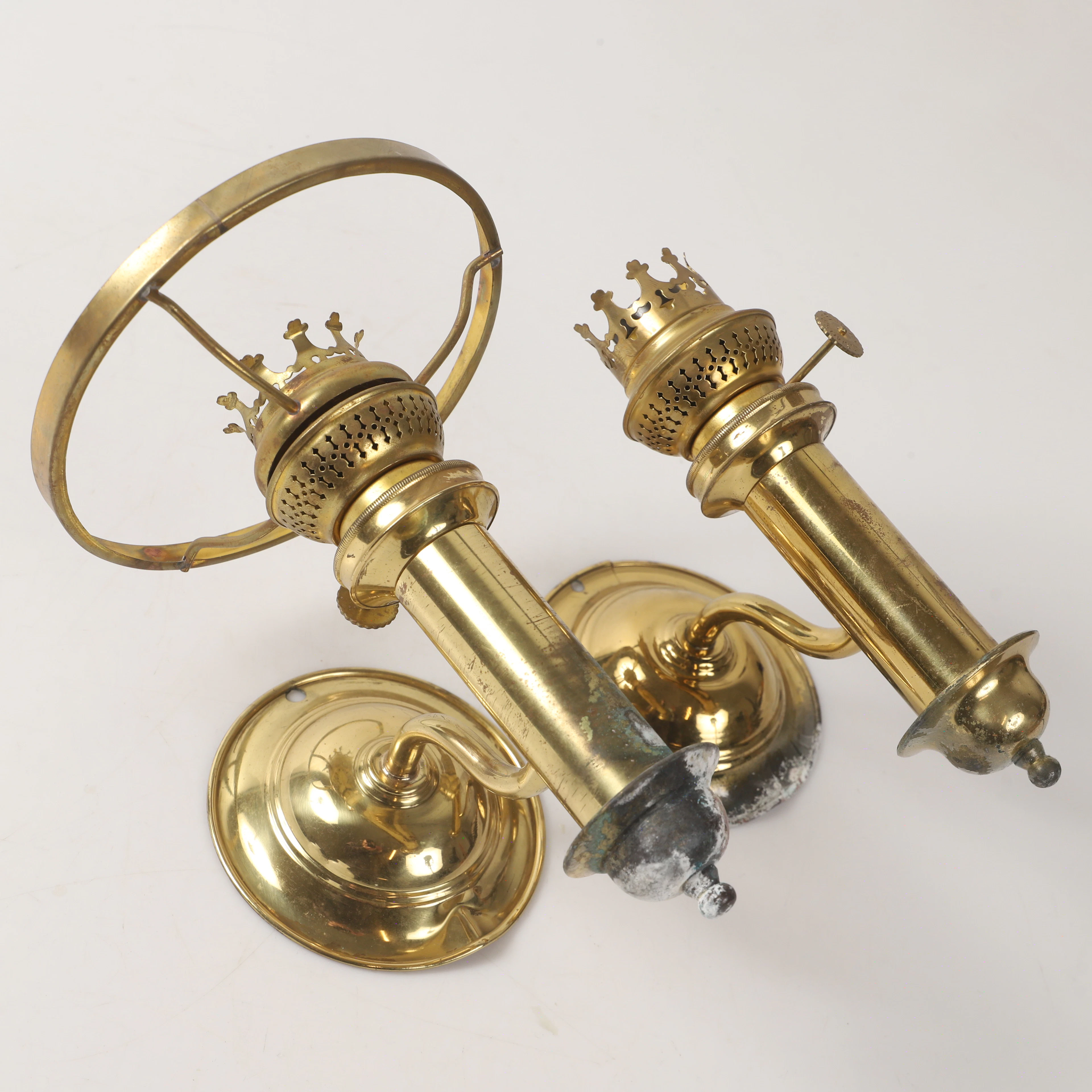 VÄGGLAMPOR, 1 par, mässing med glaskupa, 1900-/2000-tal.
