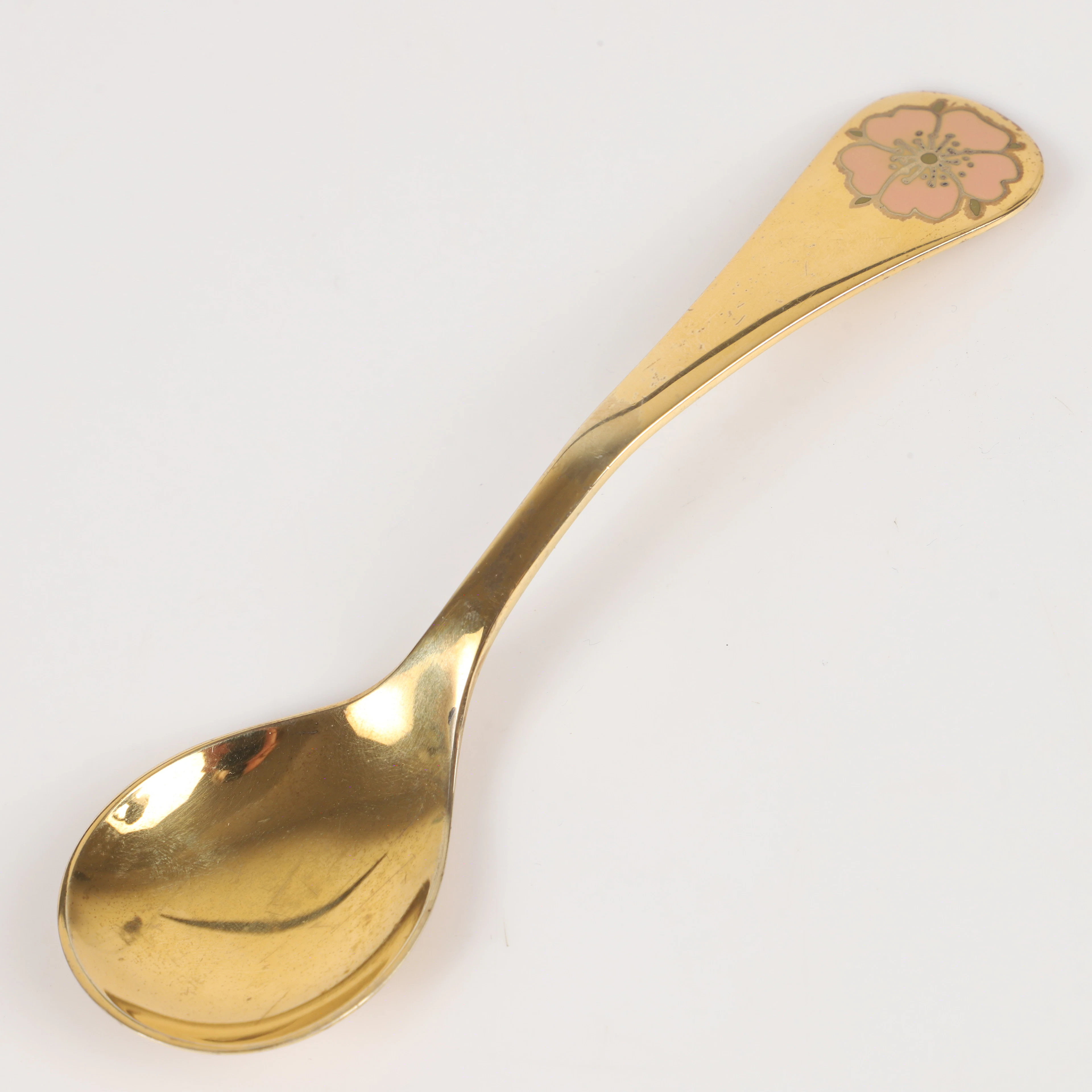 GEORG JENSEN. Årssked, förgyllt silver med emaljdekor, Danmark, 1976.