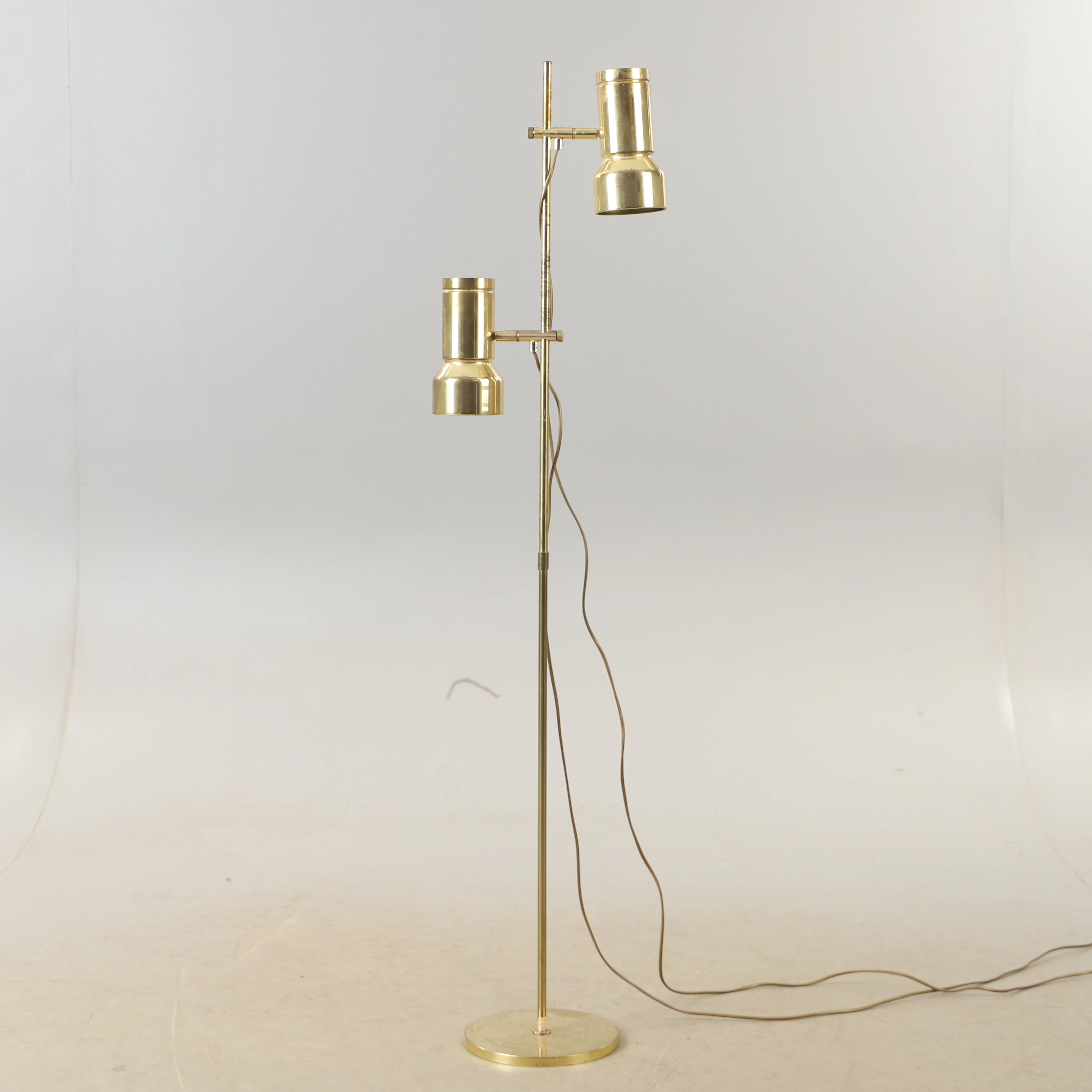 GOLVLAMPA, mässing, Frandsen, Danmark, två höj-och sänkbara ljuspunkter