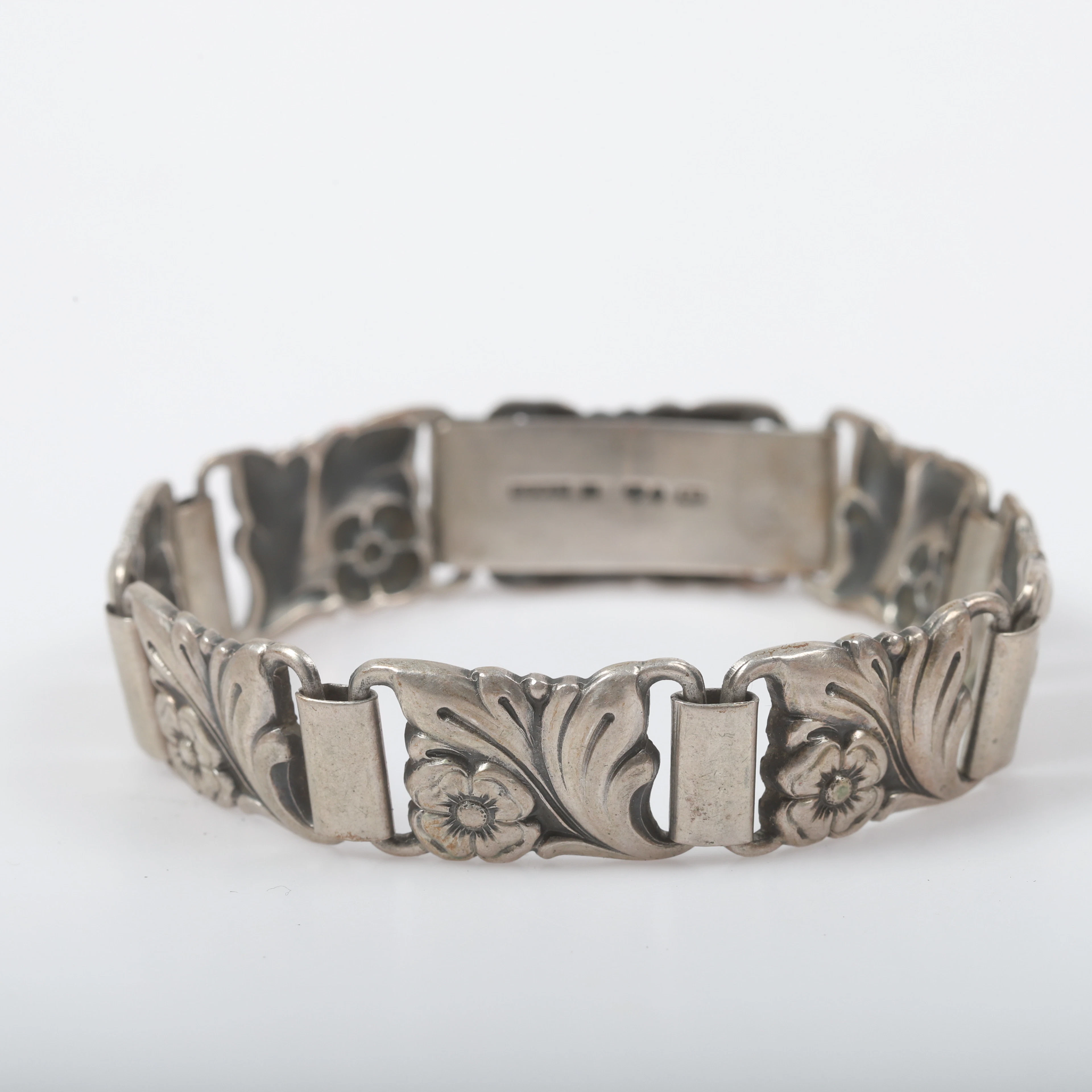 ARMBAND, silver med genombruten blomsterdekor, Gustav Dahlgren & Co, Malmö.