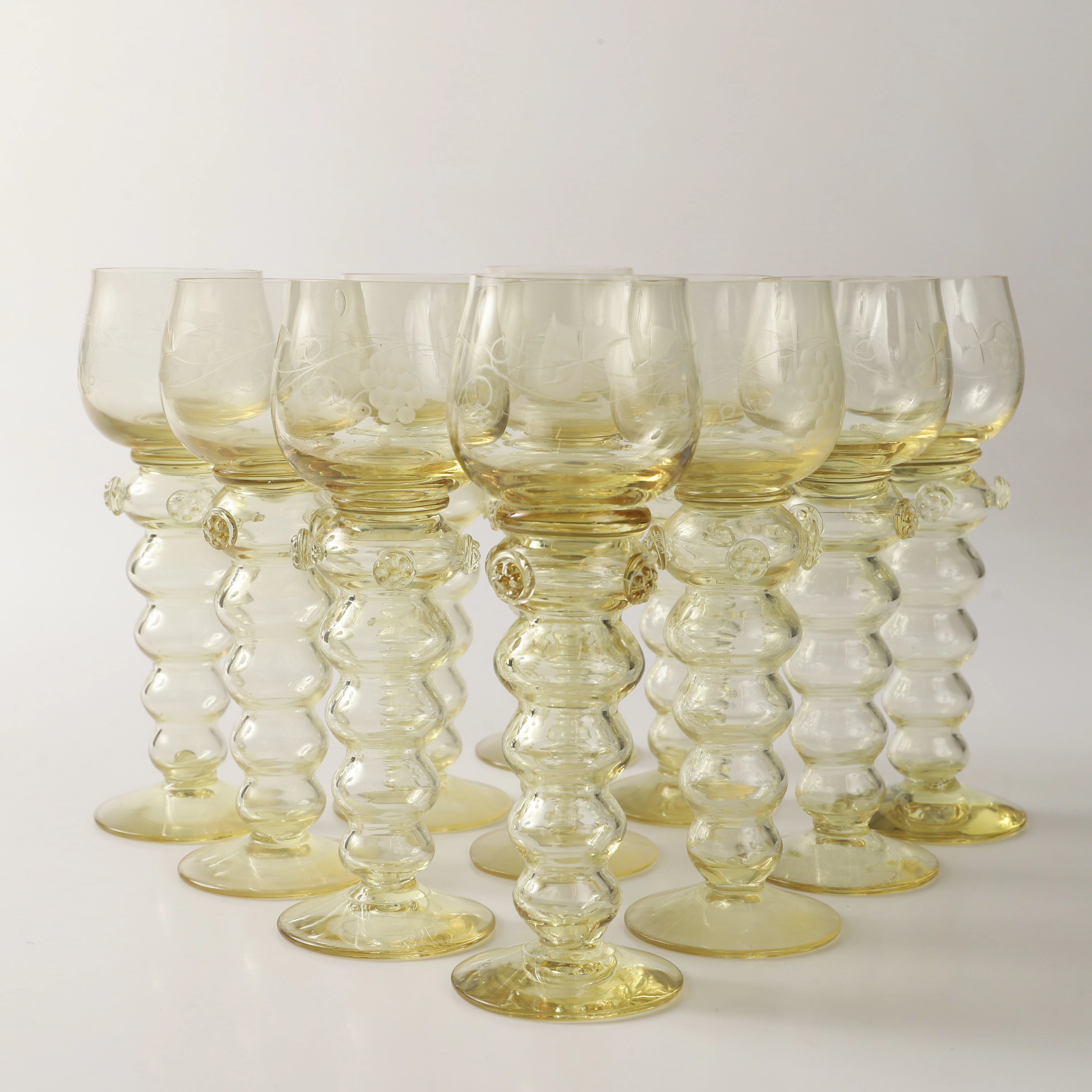 VINGLAS, 11 stycken, s. k. remmare, glas med druvdekor, 1900-tal.