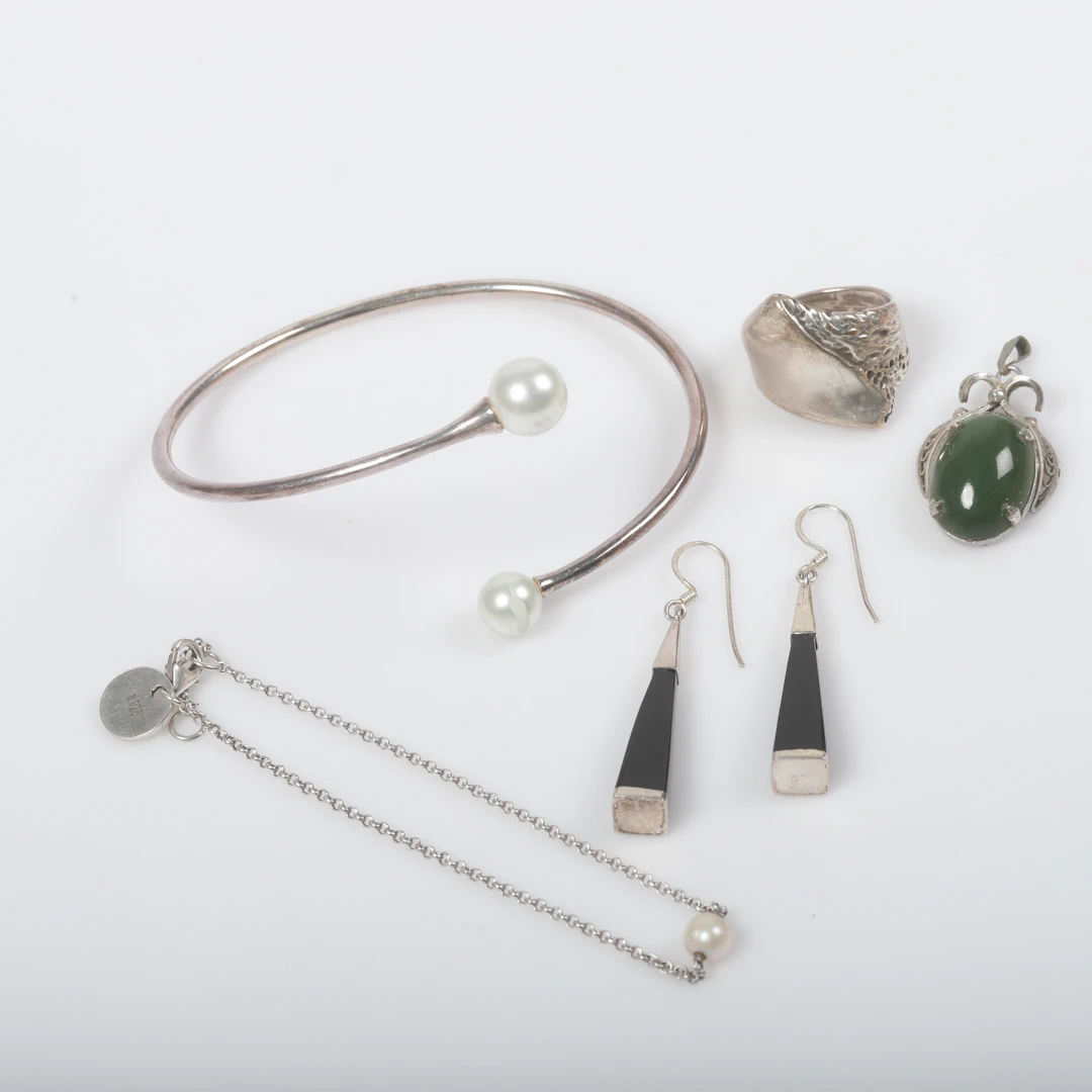SMYCKEN, 5 delar, sterlingsilver med bl. a. stenar och pärlor.