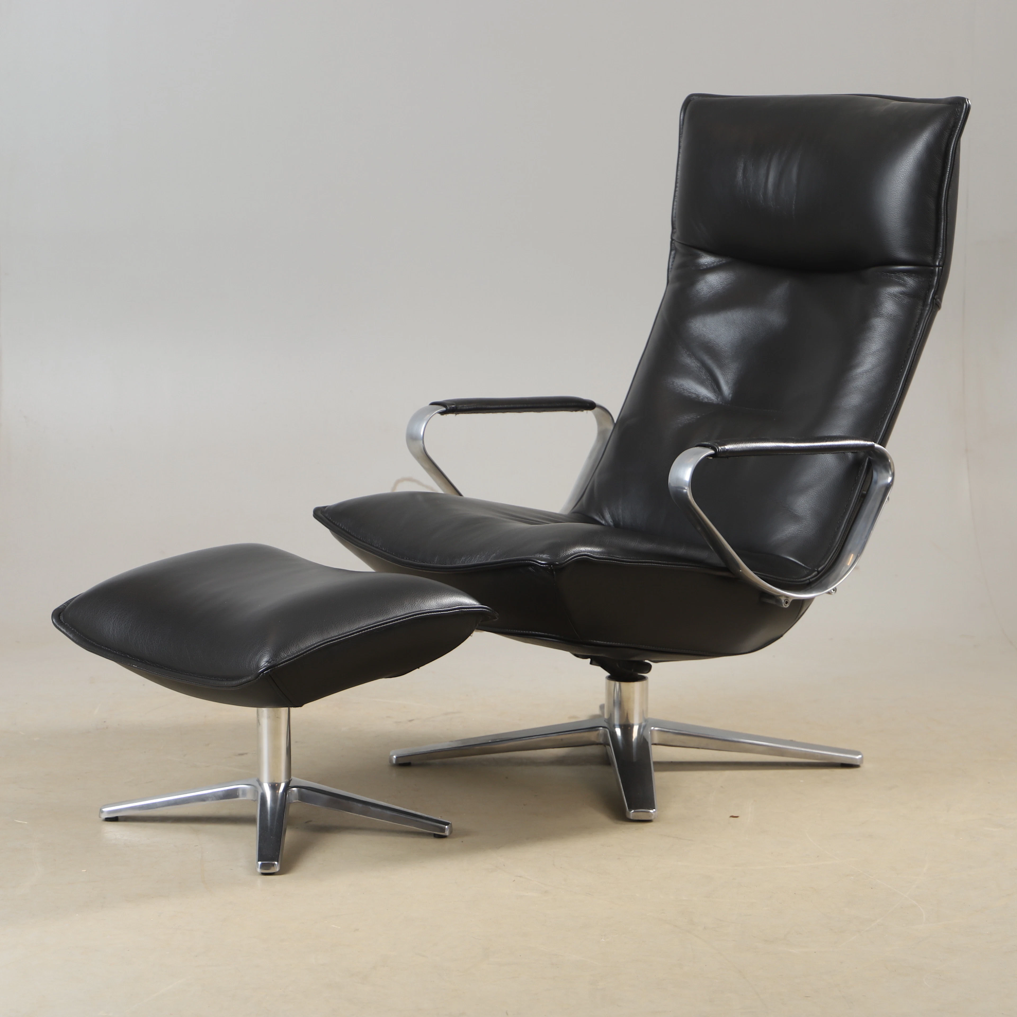 IELS GAMMELGARD. Fåtölj samt pall, "Laid back", Conform, 2000-tal.