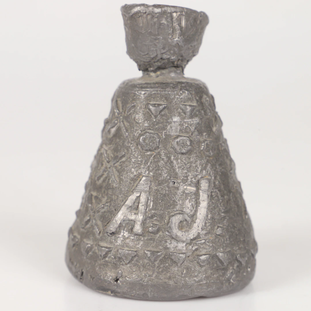 Vikt, metall med ägarmärke, tidigt 1900-tal.
