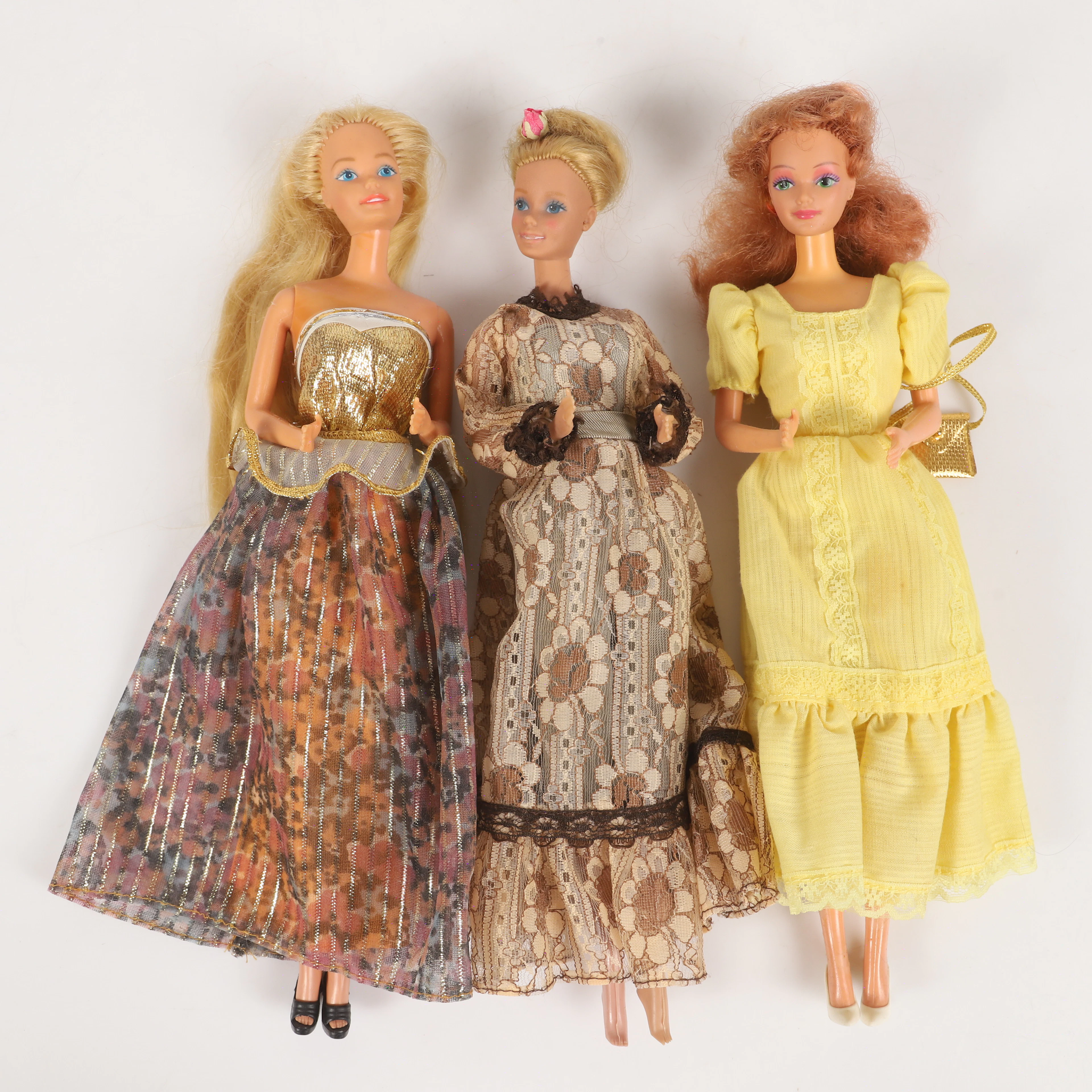 BARBIEDOCKOR, 3 stycken med tillbehör, bl. a. Barbie Magic Curl, Mattel
