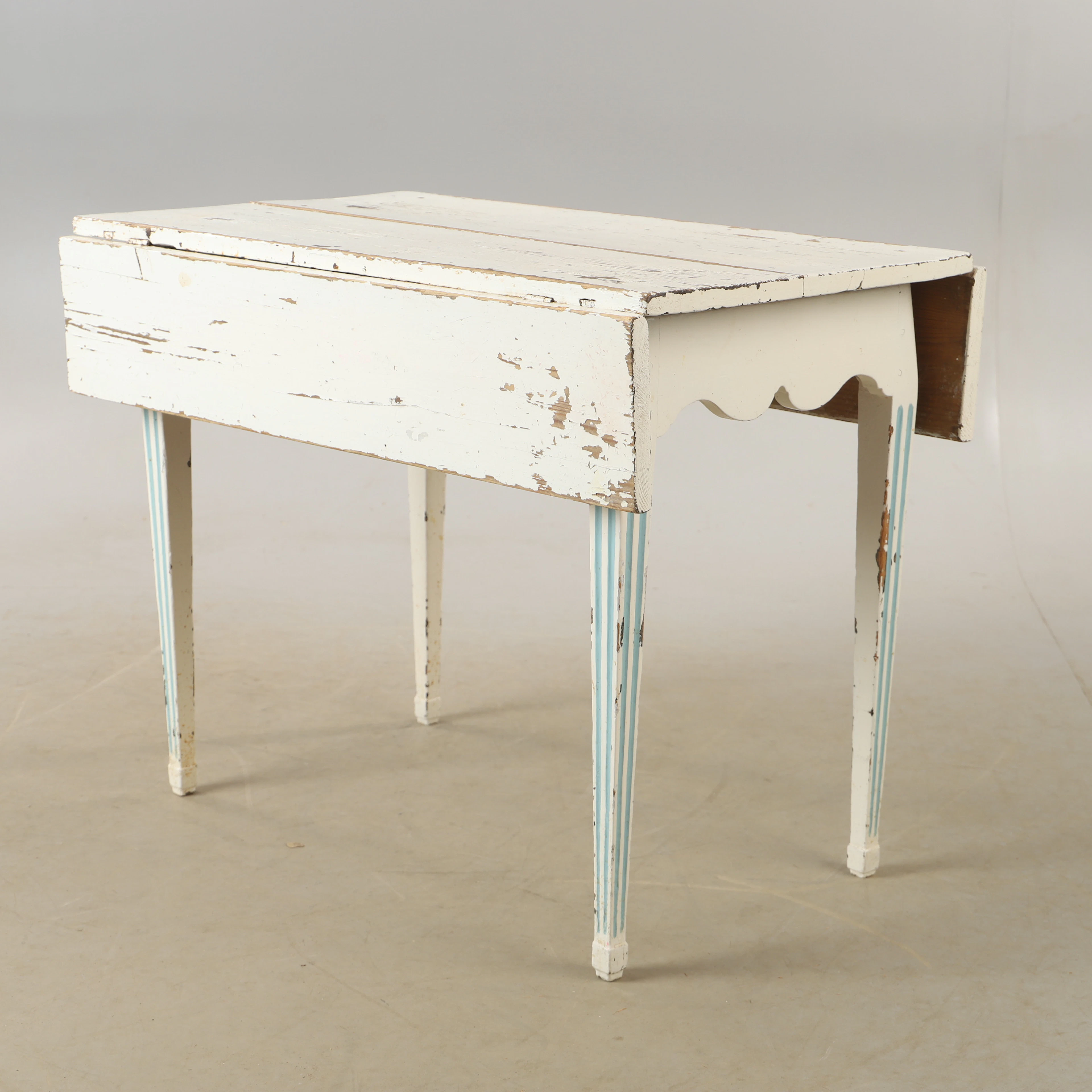 KLAFFBORD, vit målat, 1800-talets andra hälft.