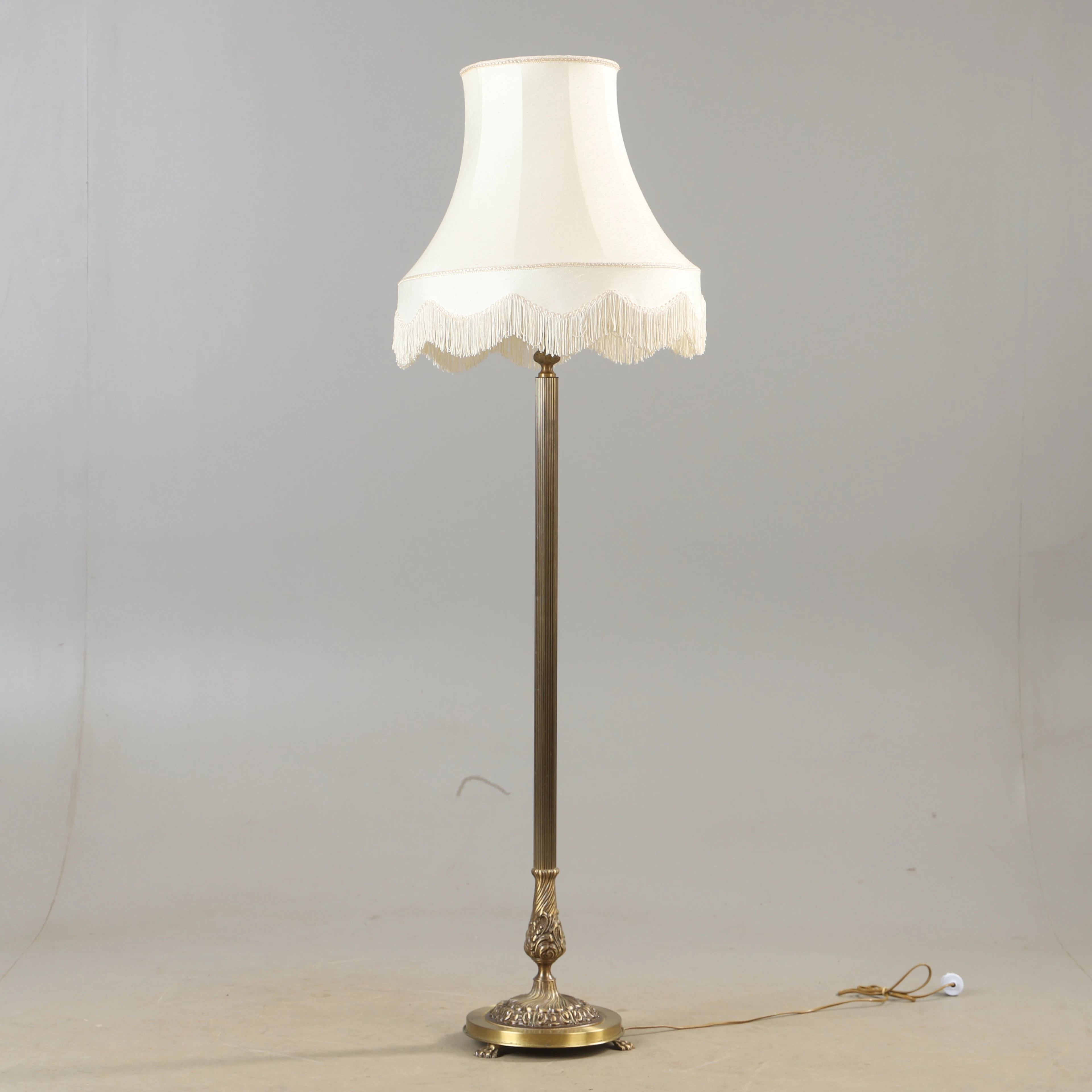 GOLVLAMPA, mässing, 1900-talets andra hälft.